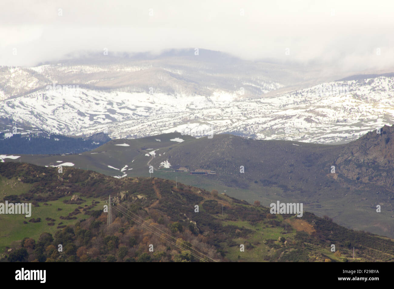 Vista dei monti Nebrodi con neve e nuvole Foto Stock