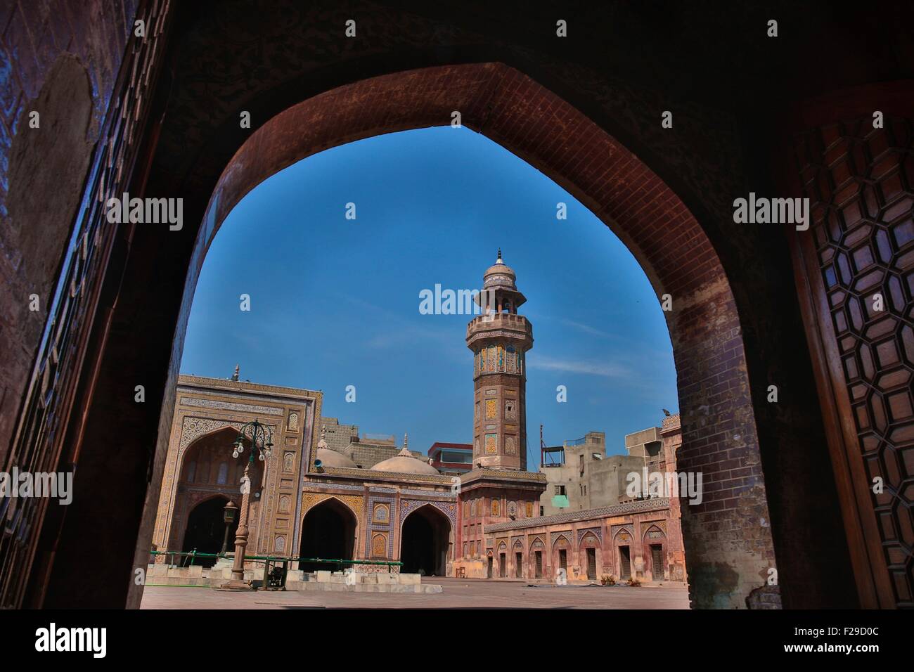 Wazir Khan moschea visto da Delhi ingresso Gate Marzo 23, 2015 a Lahore, in Pakistan. Foto Stock