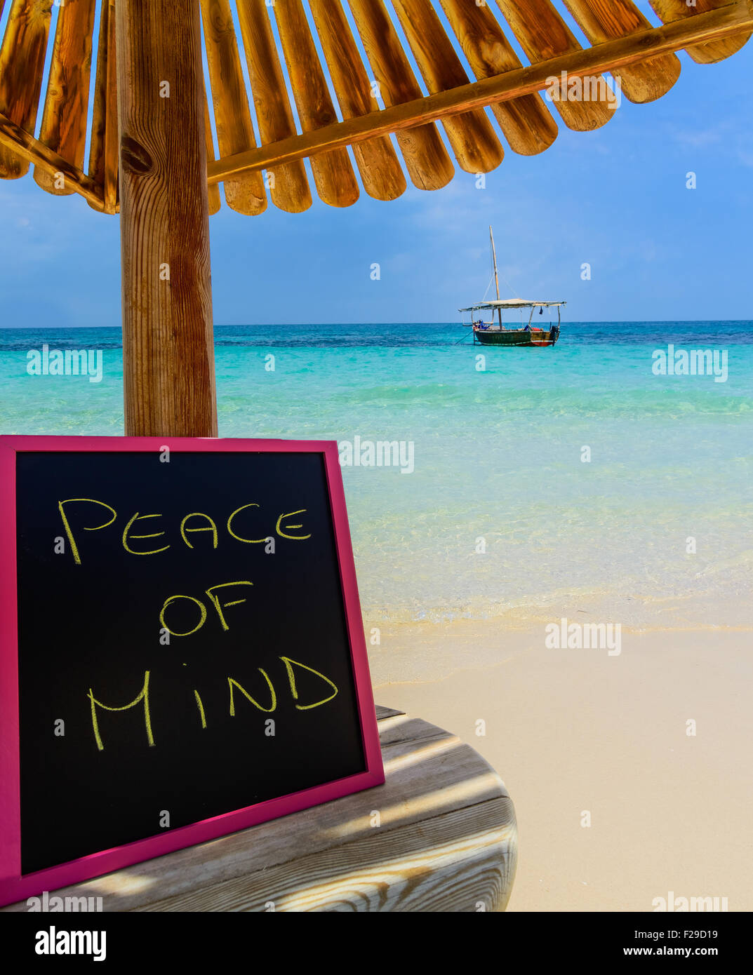 Nella foto a Zanzibar Beach che è una piccola lavagna con le parole " La pace della mente' nel pomeriggio . Foto Stock