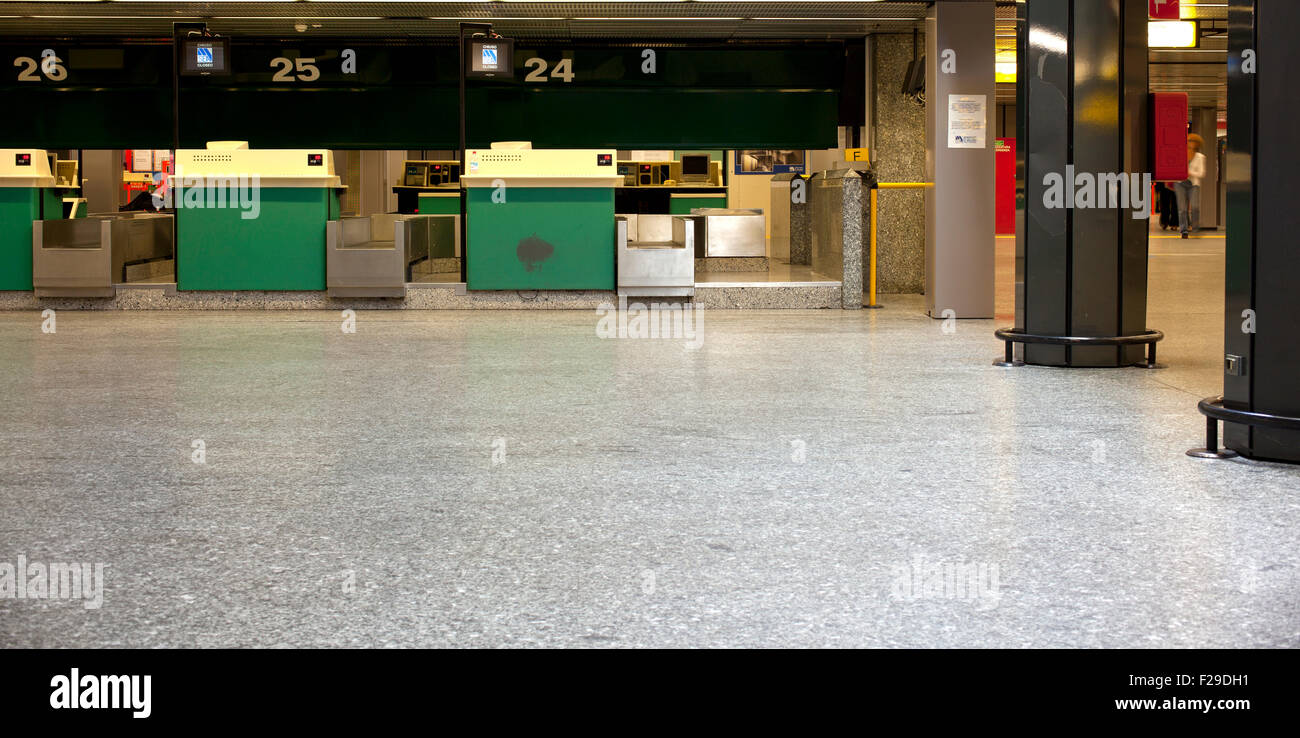 Green scrivanie in aeroporto hall Foto Stock