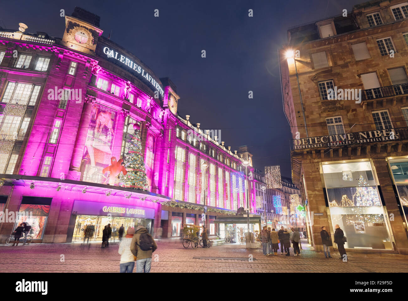 Galeries Lafayette con luci di Natale. Strasburgo. Le migliori d'Europa mercatino di Natale 2014. Bas-Rhin. L'Alsazia. Francia Foto Stock