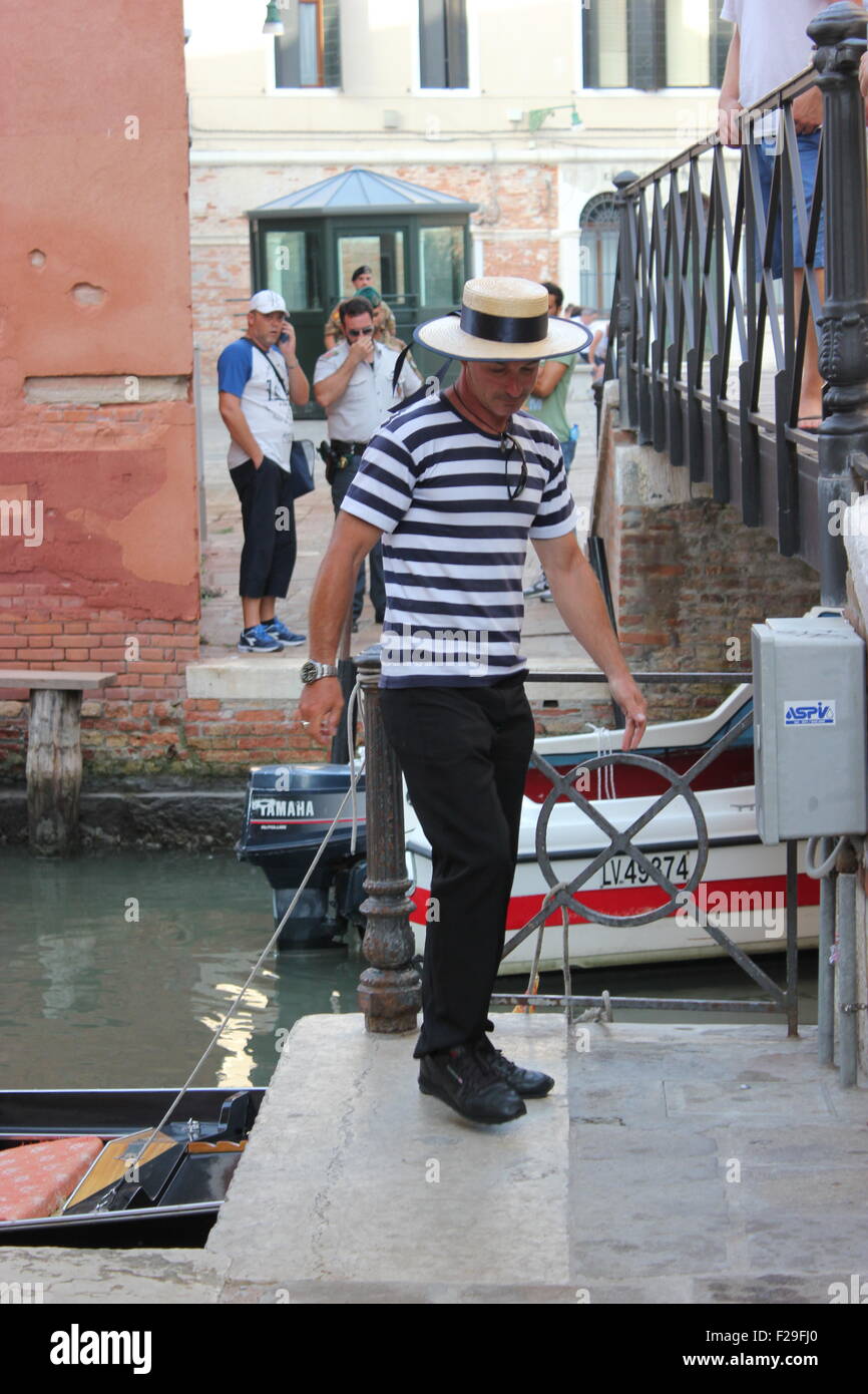 Un gondoliere a piedi dalla sua gondola nel vecchio ghetto ebraico di Venezia, Italia Foto Stock