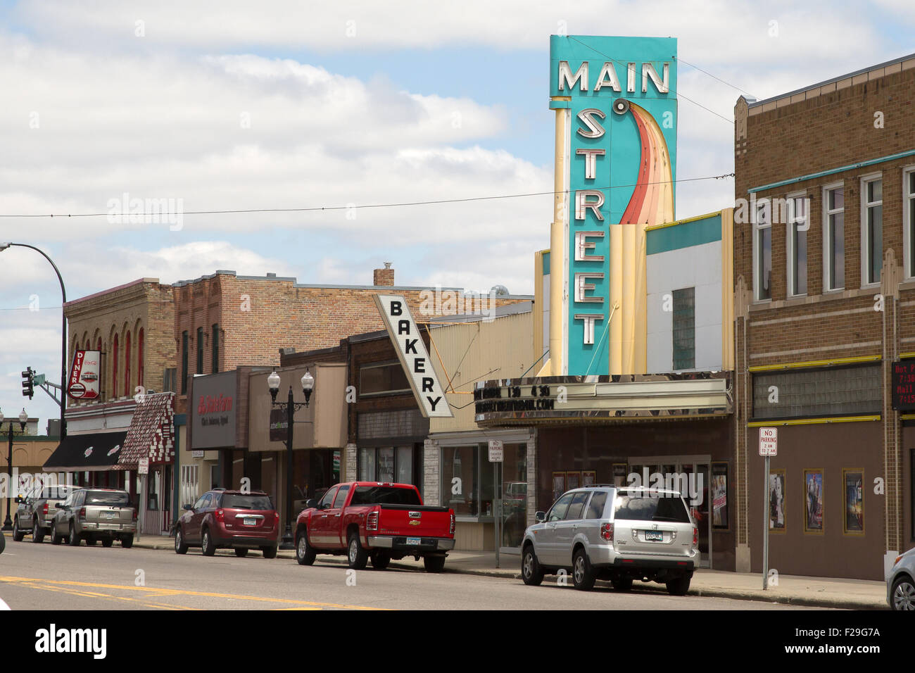 1939 art deco movie theater segno e marquee lungo la strada principale del centro di Sauk, Minnesota Foto Stock