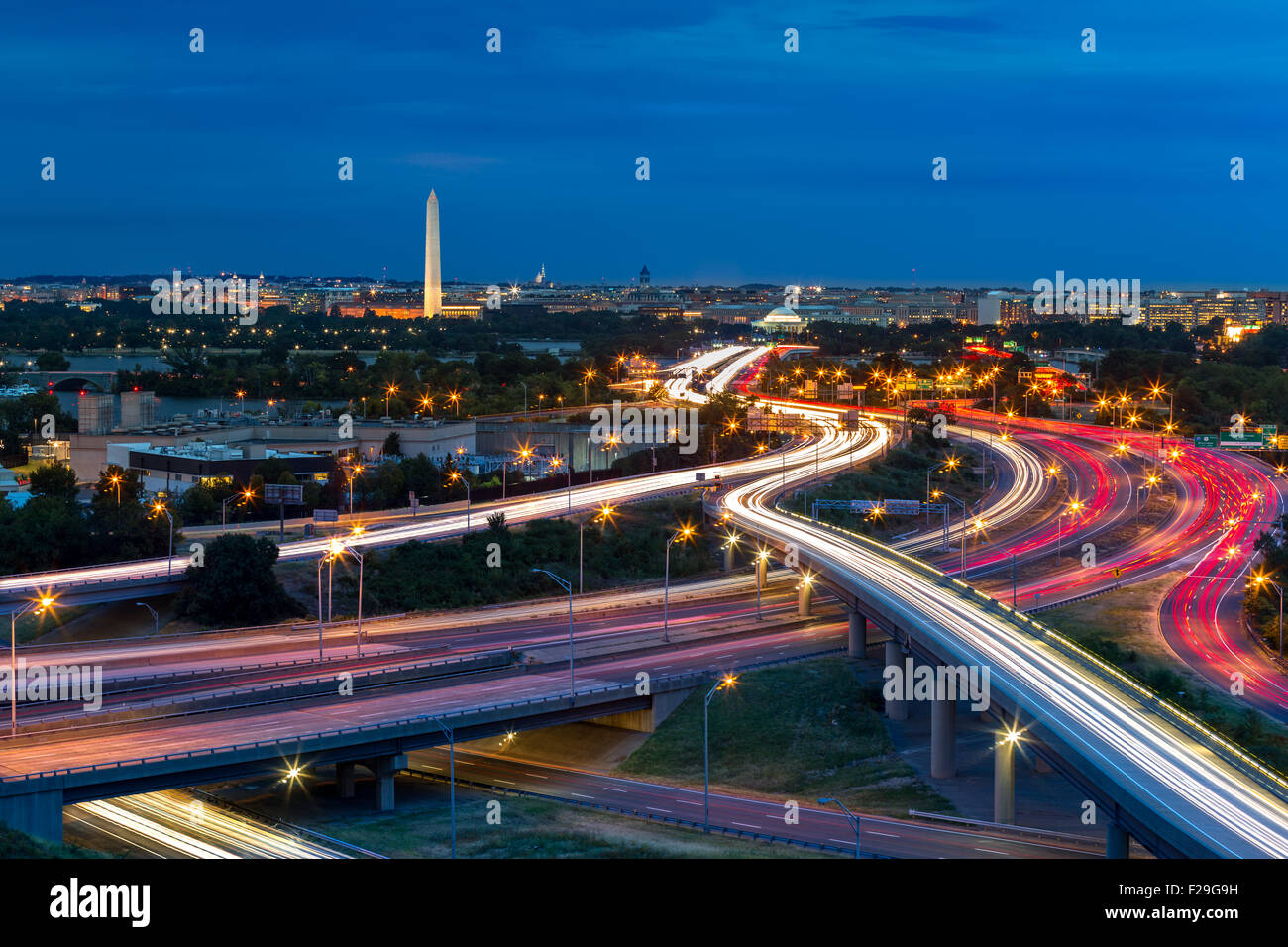 Washington D.C. la città al crepuscolo con Rush Hour percorsi di traffico sulla I-395 Autostrada Foto Stock