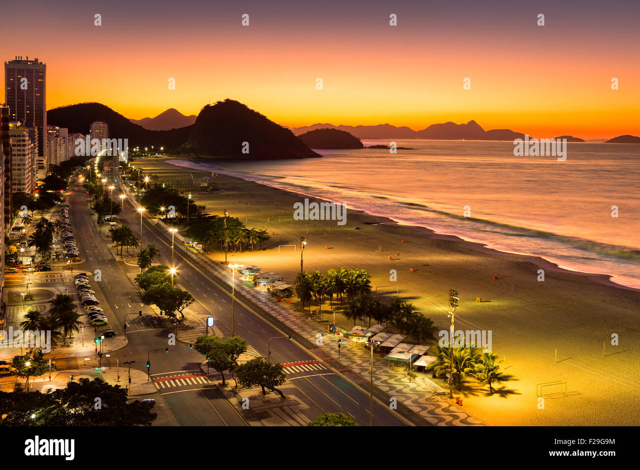 Spiaggia di Copacabana all'alba, a Rio de Janeiro in Brasile Foto Stock