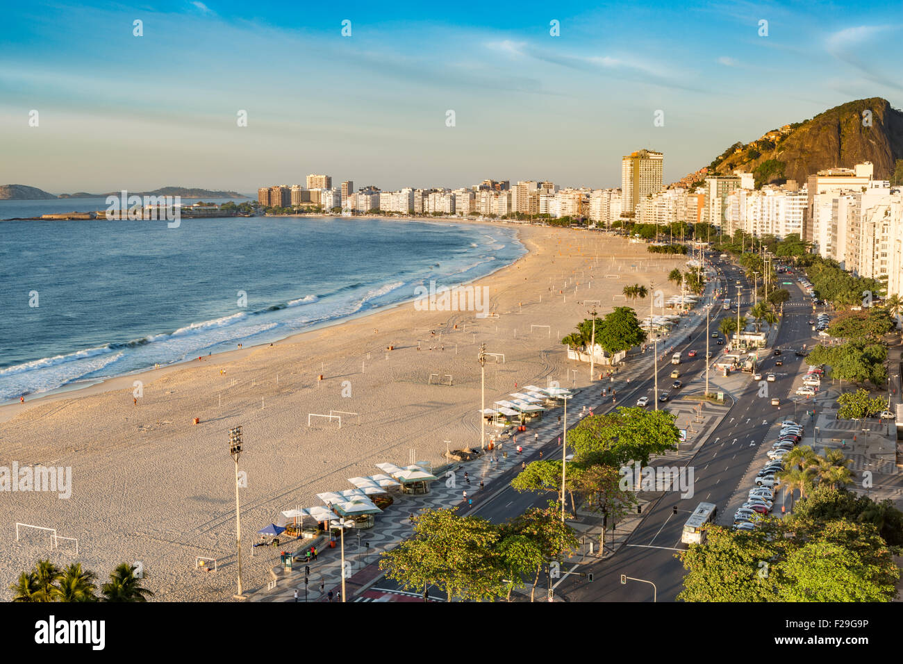 Vista aerea della spiaggia di Copacabana a Rio de Janeiro, nelle prime ore del mattino Foto Stock