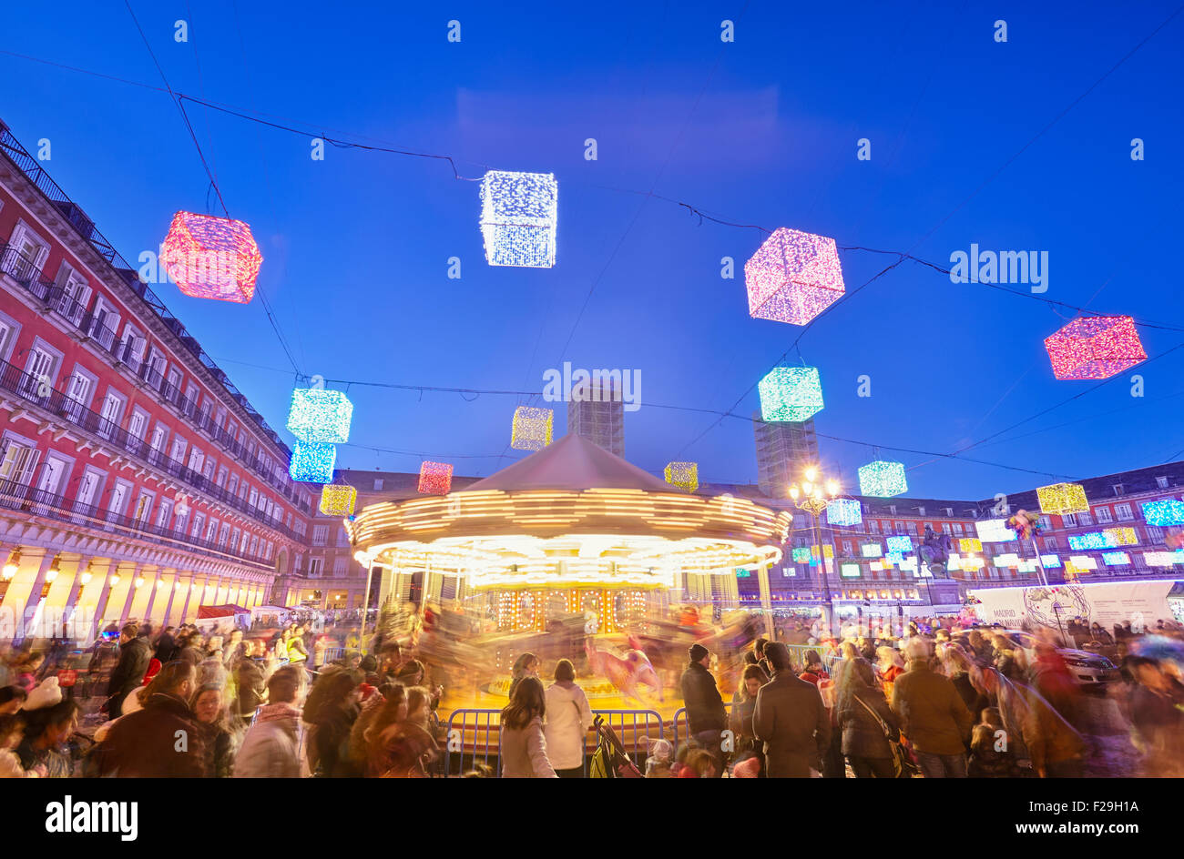 Giostra al mercatino di Natale a Plaza Mayor. Madrid, Spagna. Foto Stock