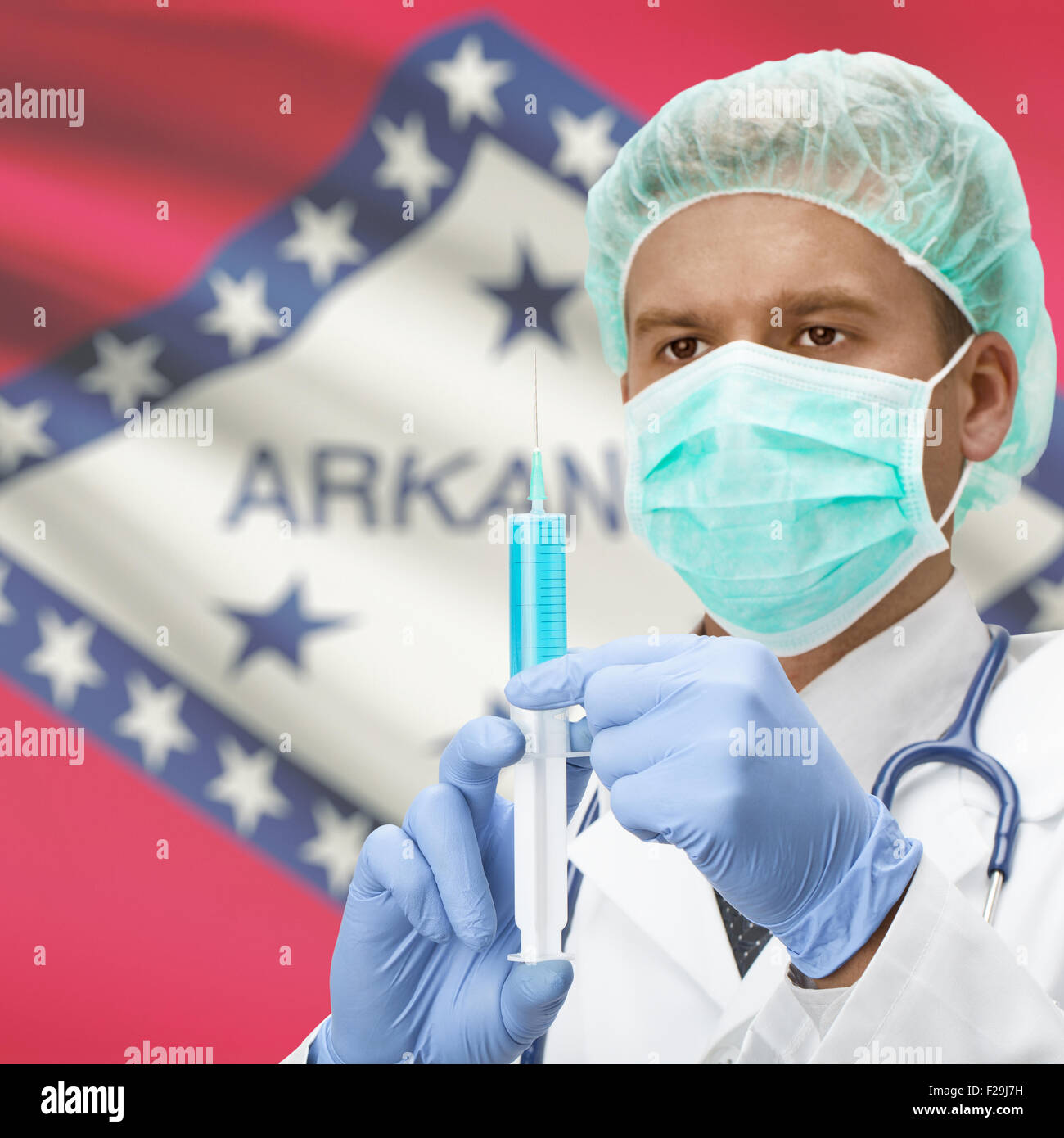 Medico con una siringa in mani e USA membri flag sulla serie di sfondo - Arkansas Foto Stock