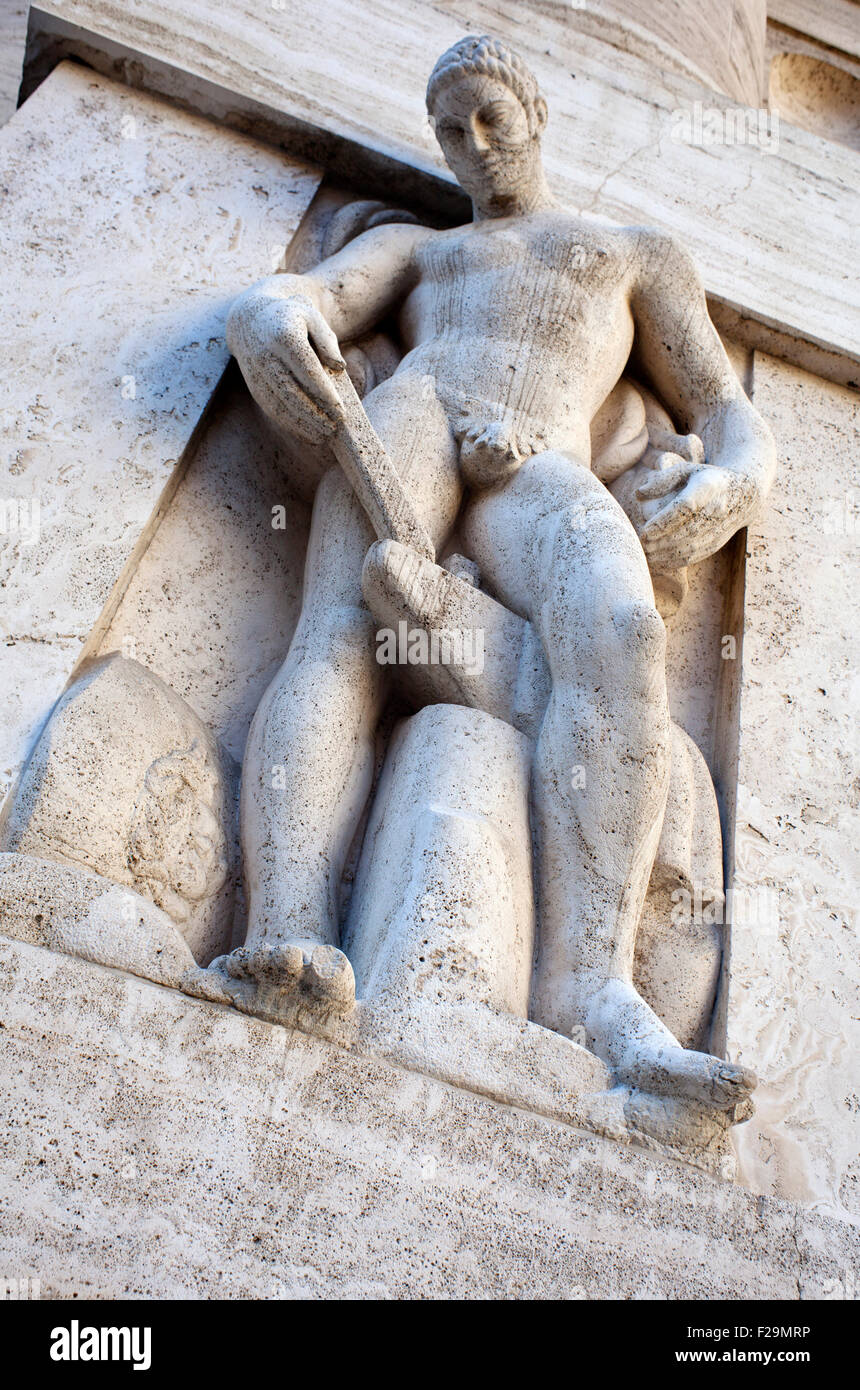 L'uomo statua dell'edificio della Borsa di Milano, Italia Foto Stock