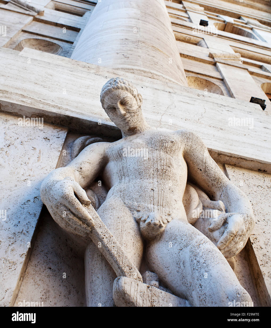 L'uomo statua dell'edificio della Borsa di Milano, Italia Foto Stock