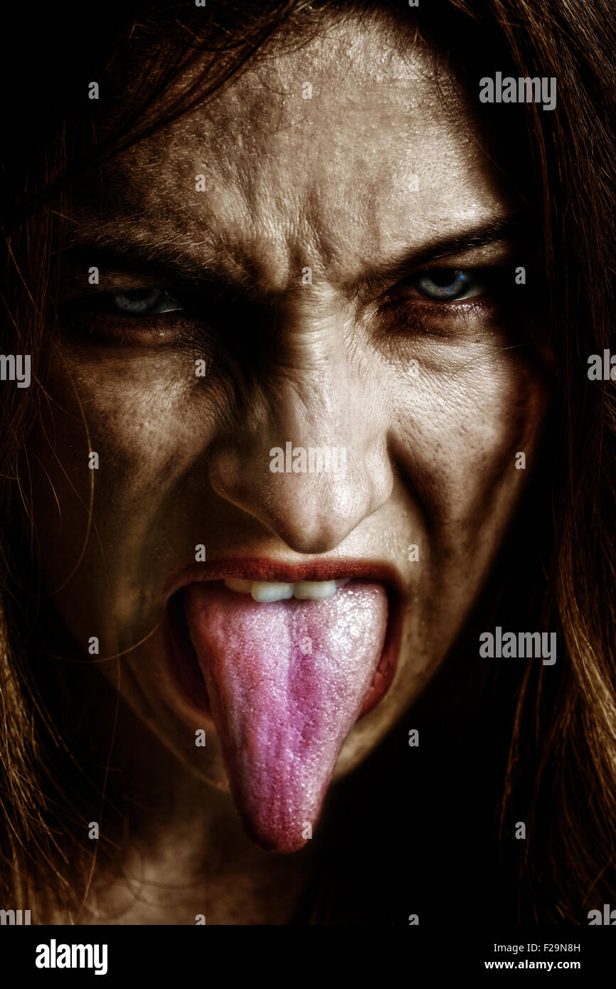 Il male scary sinister donna con la lingua di fuori Foto Stock