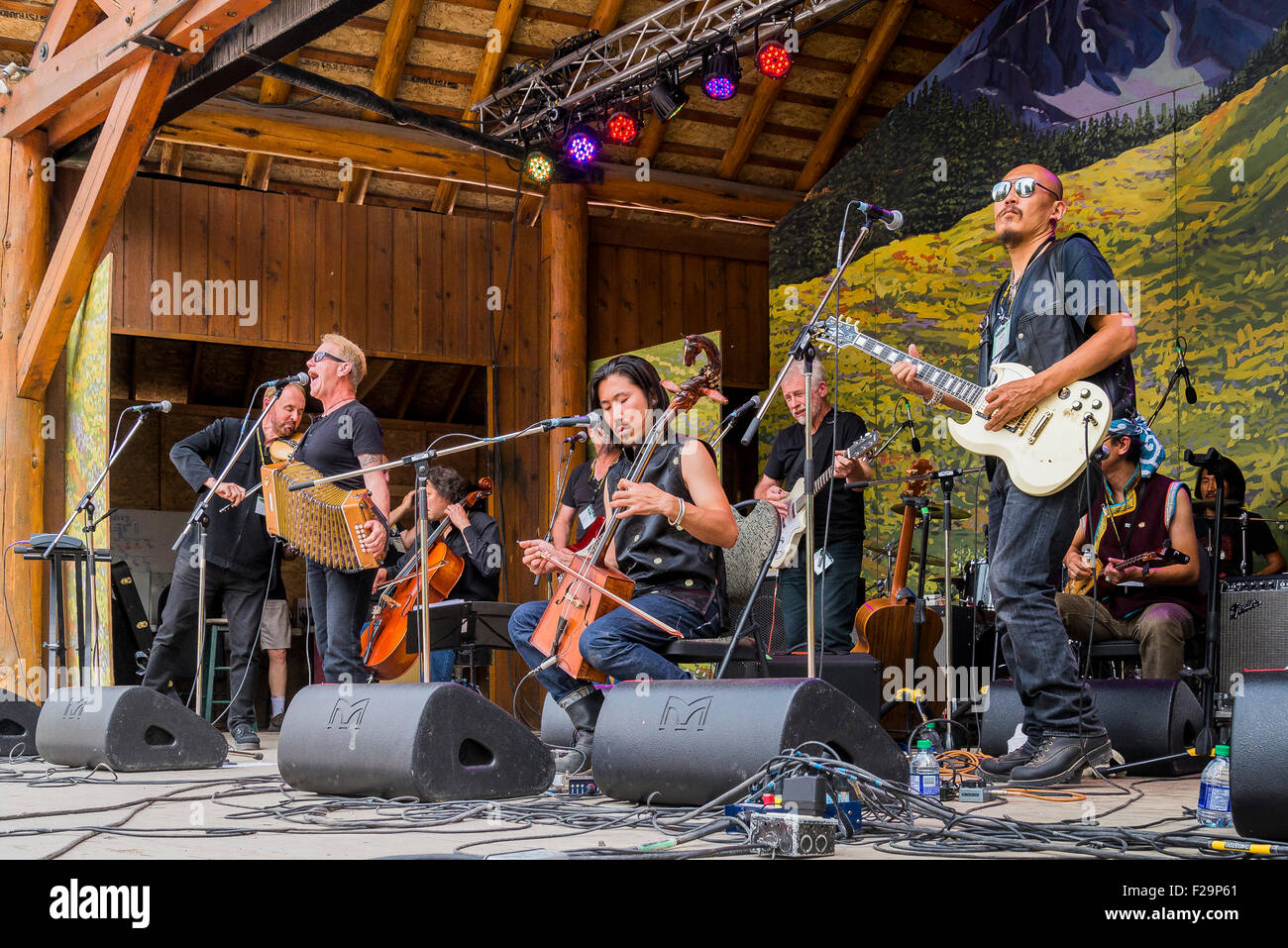 Oysterband jam con il gruppo cinese Hangai, Canmore Folk Music Festival, Canmore, Alberta, Canada Foto Stock