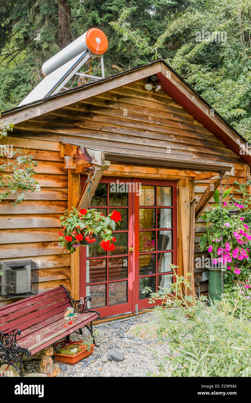 Cabina con calorifero di acqua solare sul tetto, barche a vela, Sunshine Coast, ,British Columbia, Canada Foto Stock