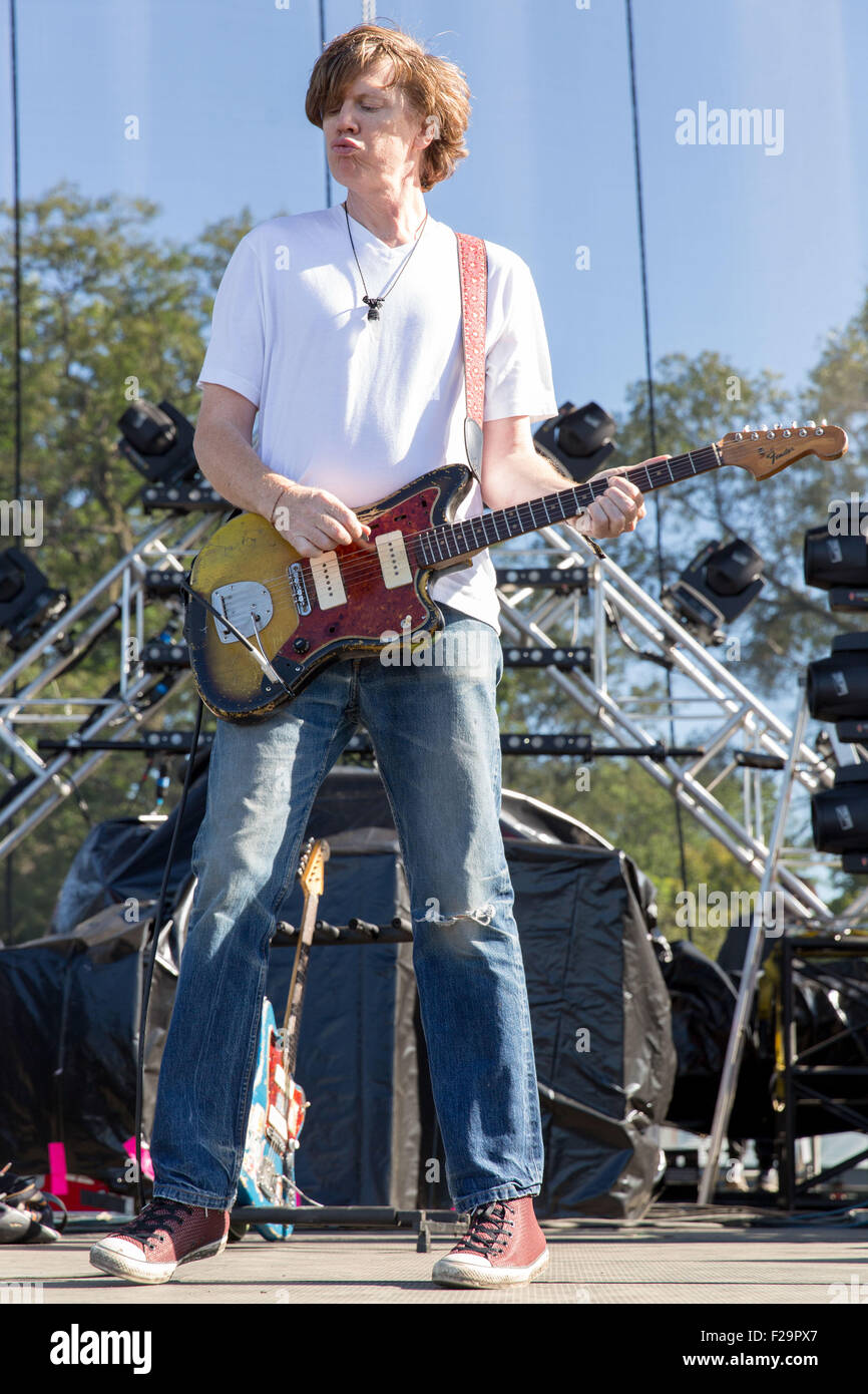 Chicago, Illinois, Stati Uniti d'America. Xii Sep, 2015. Musicista Thurston Moore di Thurston Moore band suona dal vivo durante il Riot Fest a Douglas Park di Chicago, Illinois © Daniel DeSlover/ZUMA filo/Alamy Live News Foto Stock