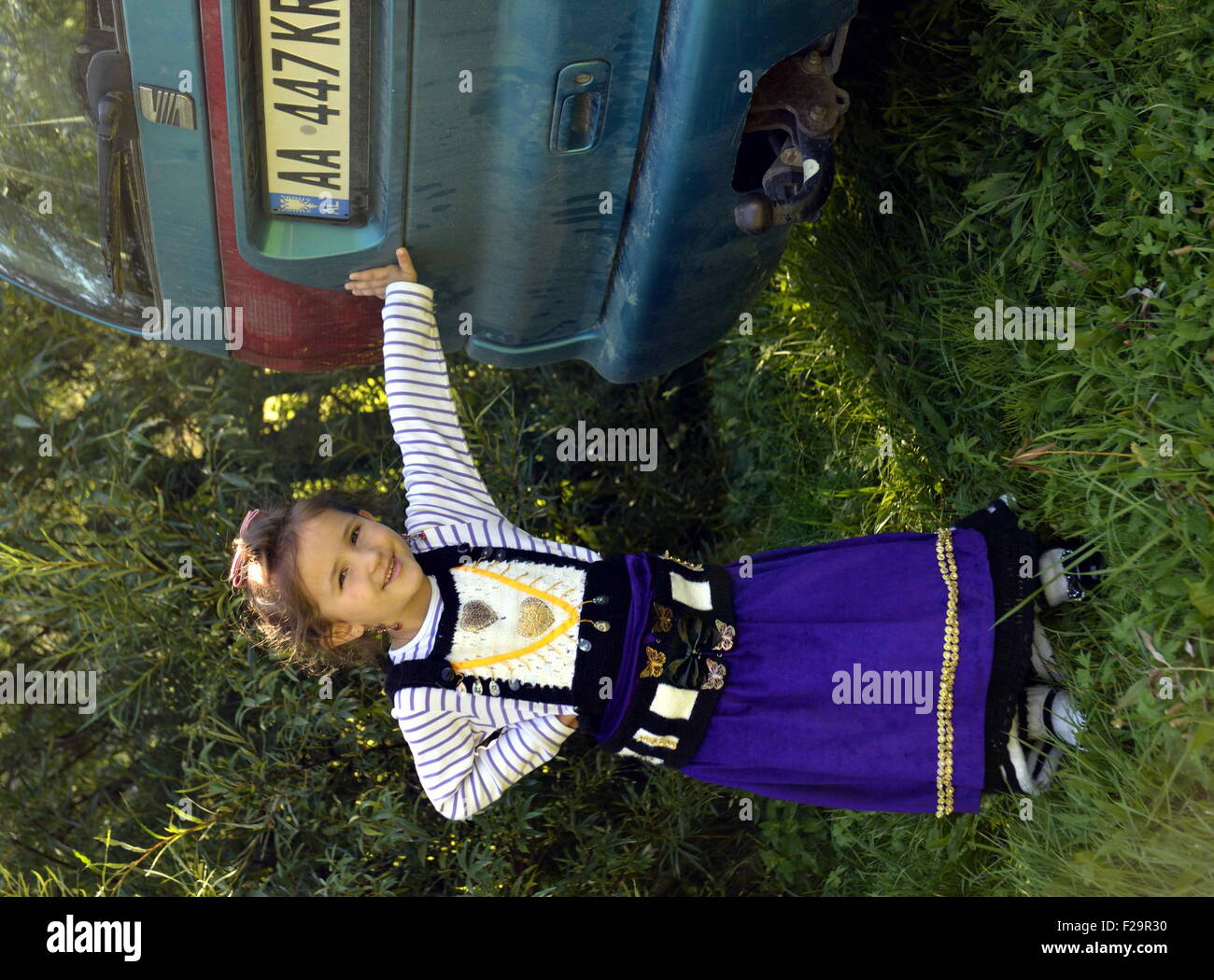 (150915)-- LEPUSHE, Sett. 15, 2015(Xinhua)-- una bambina vestito in abiti locali celebra le Alpi giorno nel villaggio di Lepushe, Alpi Albanesi regione nel nord dell'Albania di Domenica, Settembre 13, 2015. Lepusha era considerata come "gioiello" delle Alpi Albanesi, ad un'altitudine superiore ai 1.260 metri. In alta montagna con verdi pascoli e boschi qui attratto molti alpinisti.(Xinhua/Qani)(azp) Foto Stock