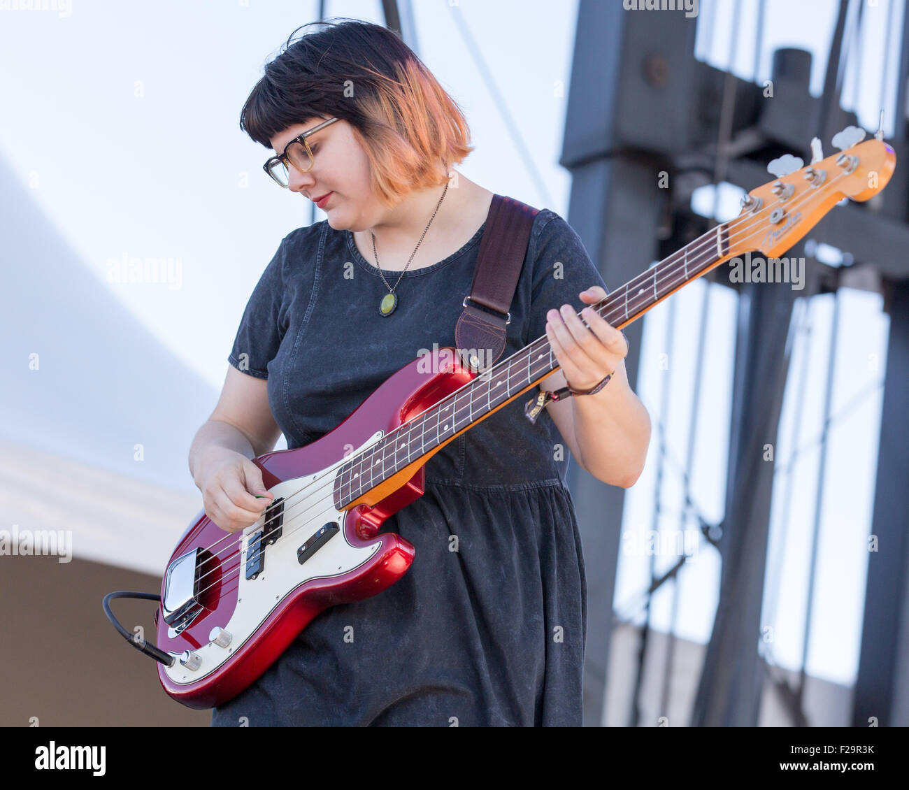 Chicago, Illinois, Stati Uniti d'America. Xii Sep, 2015. Il bassista CLARA SALYER di Babes in Toyland suona dal vivo durante il Riot Fest a Douglas Park di Chicago, Illinois © Daniel DeSlover/ZUMA filo/Alamy Live News Foto Stock