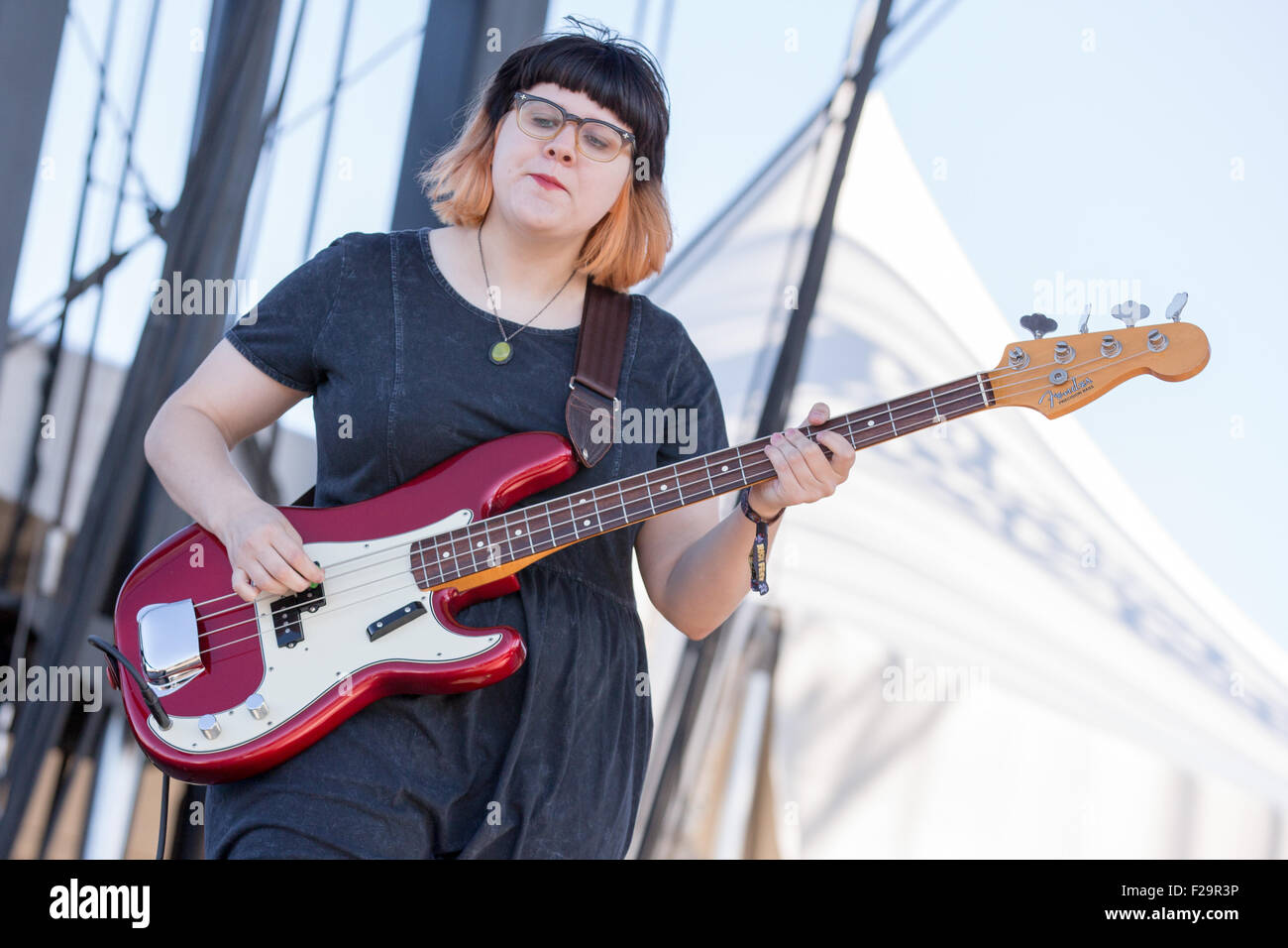 Chicago, Illinois, Stati Uniti d'America. Xii Sep, 2015. Il bassista CLARA SALYER di Babes in Toyland suona dal vivo durante il Riot Fest a Douglas Park di Chicago, Illinois © Daniel DeSlover/ZUMA filo/Alamy Live News Foto Stock