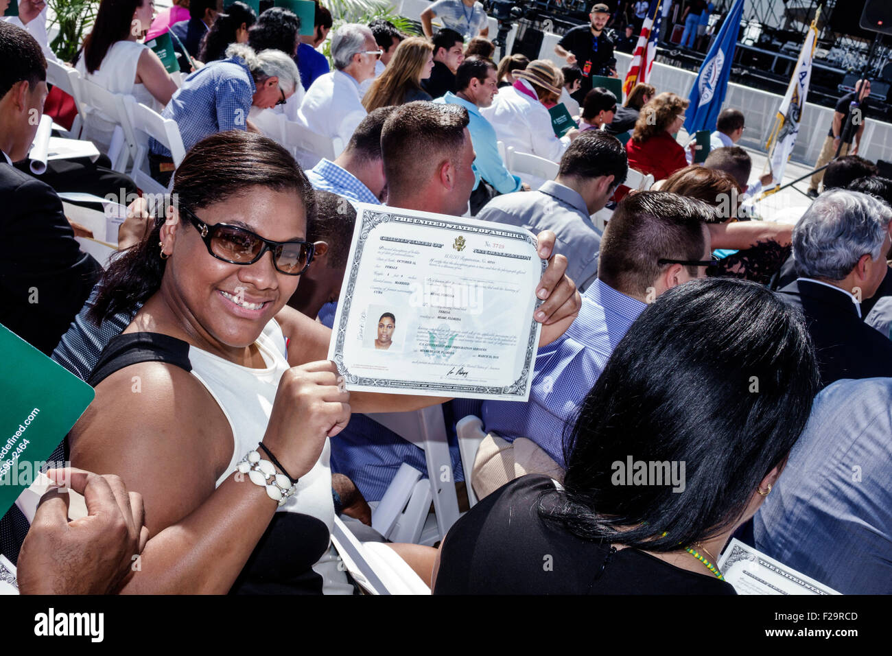 Miami Beach Florida,cerimonia del giuramento della cittadinanza,immigrati,naturalizzazione,cittadino,giuramento,nuovi cittadini,fedeltà,certificato di naturalizzazione,s Foto Stock