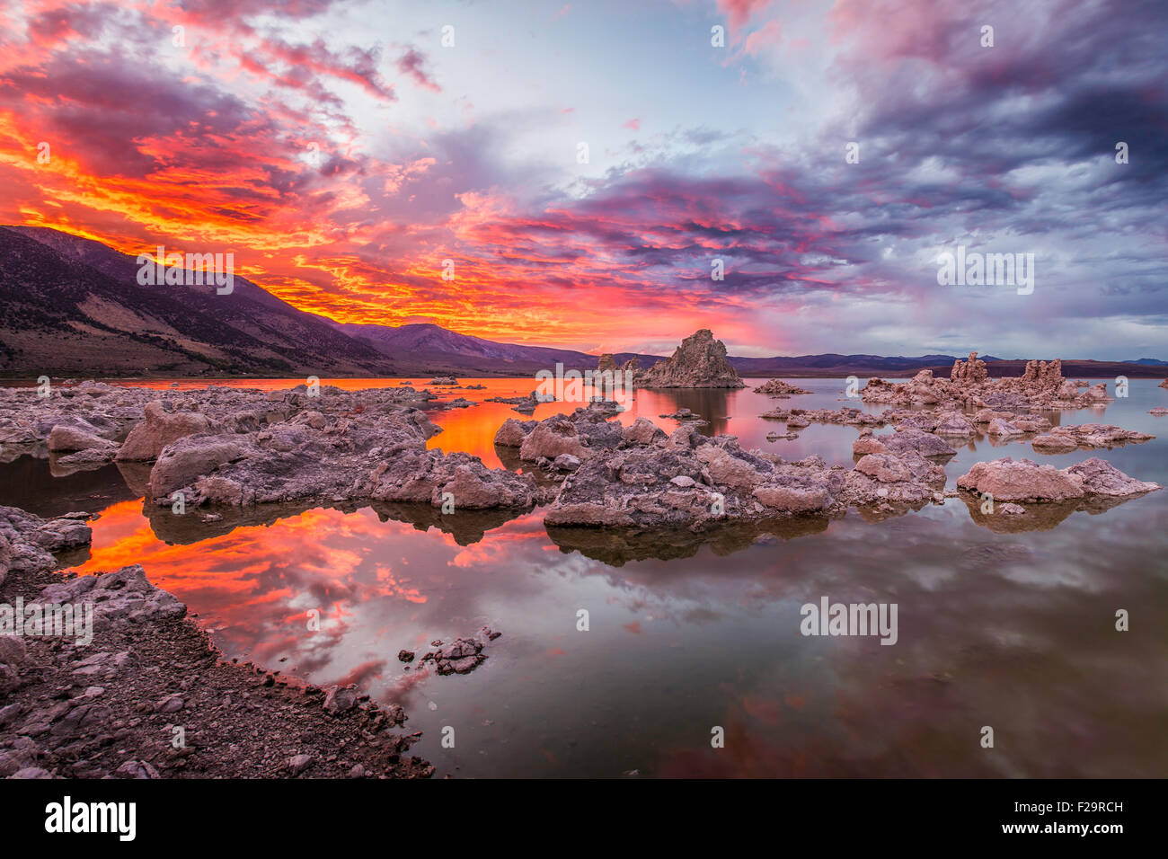 Tramonto cattura prese al Lago Mono in California della Sierra Nevada Foto Stock