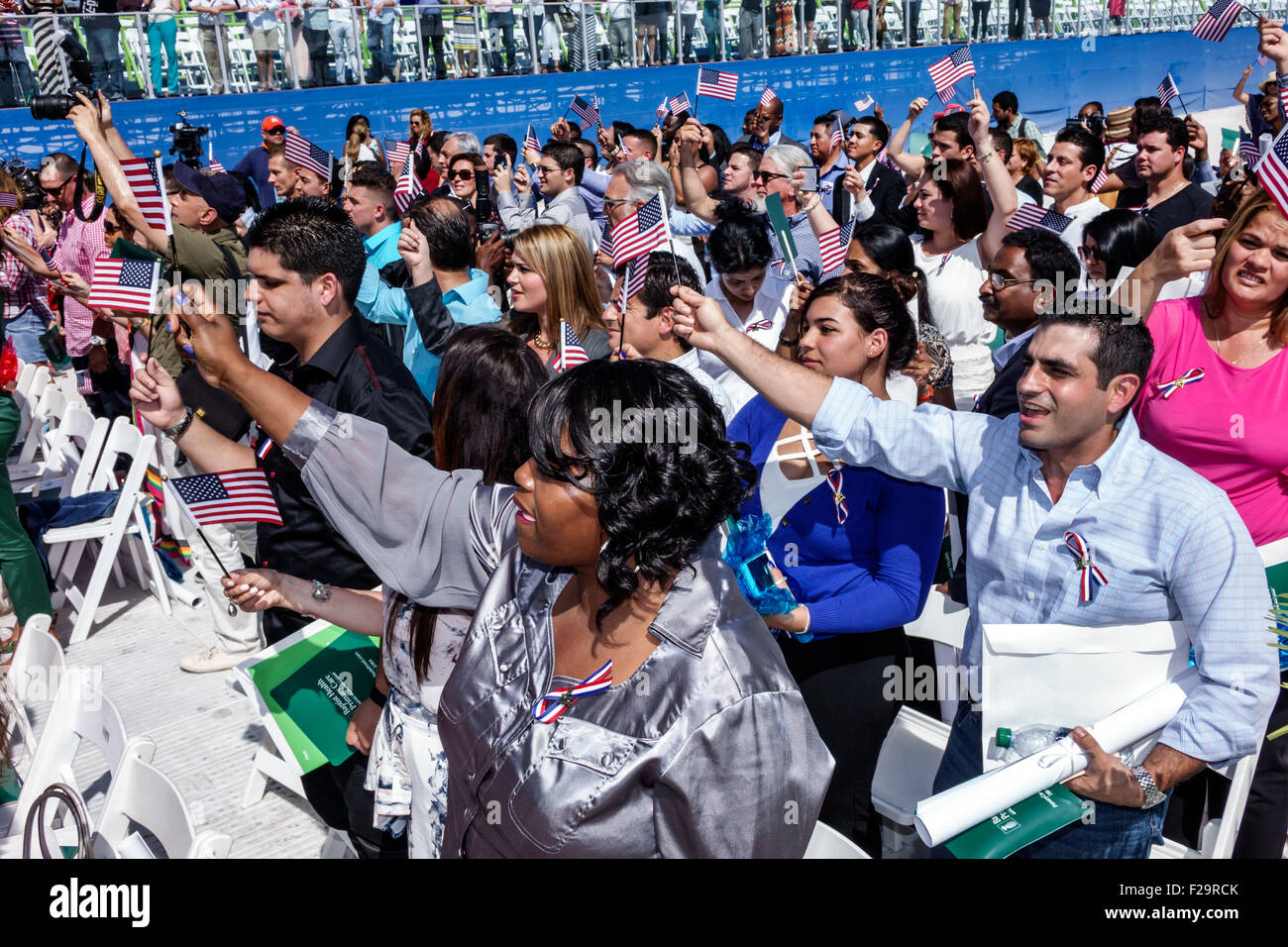 Miami Beach Florida,cerimonia di giuramento della cittadinanza,immigrati,naturalizzazione,cittadino,giuramento,nuovi cittadini,fedeltà,bandiere ondeggianti,neri africani Foto Stock