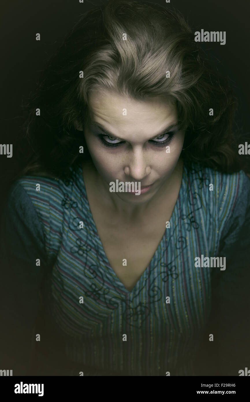 Scary spooky donna malvagia nel buio Foto Stock