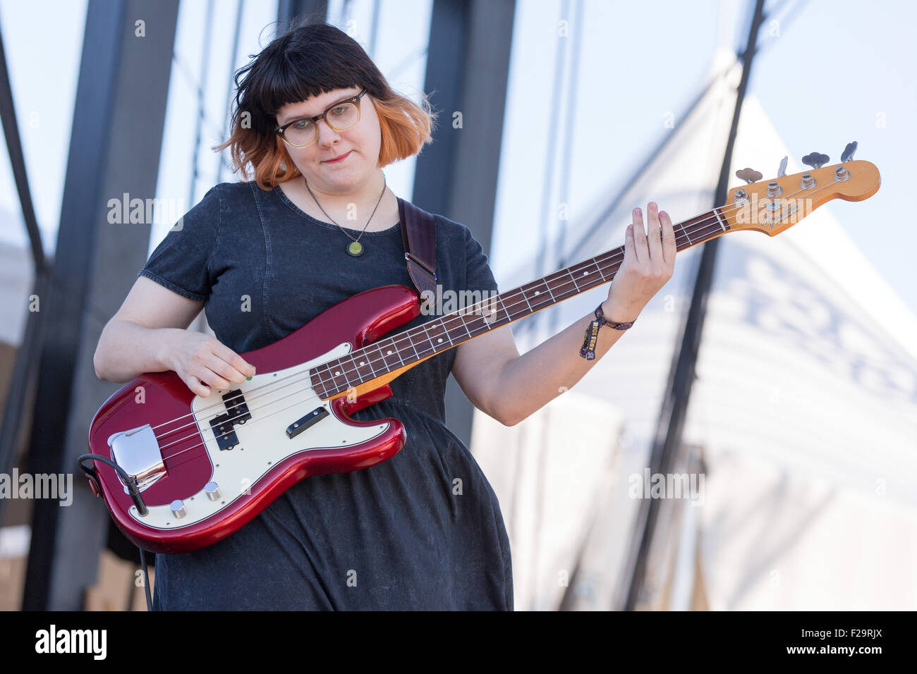 Chicago, Illinois, Stati Uniti d'America. Xii Sep, 2015. Il bassista CLARA SALYER di Babes in Toyland suona dal vivo durante il Riot Fest a Douglas Park di Chicago, Illinois © Daniel DeSlover/ZUMA filo/Alamy Live News Foto Stock