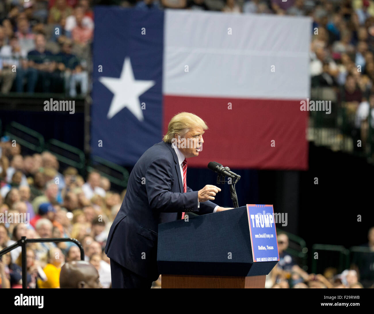 Dallas, Texas, Stati Uniti d'America. 14 Settembre, 2015. Imprenditore Donald Trump fa un aspetto della campagna con un 90 minuti di discorso durante una sosta presso la American Airlines Center di Dallas. Trump è leader del pacco di candidati Repubblicani andando a mercoledì in discussione. Credito: Bob Daemmrich/Alamy Live News Foto Stock