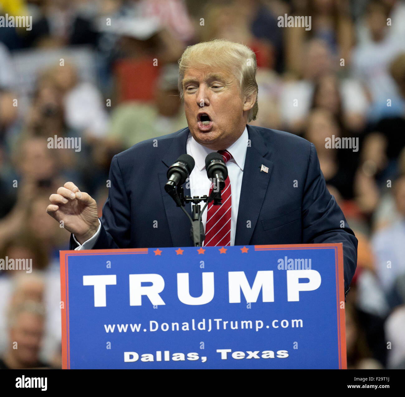 Dallas, Texas, Stati Uniti d'America. 14 Settembre, 2015. Imprenditore Donald Trump fa un aspetto della campagna con un 90 minuti di discorso durante una sosta presso la American Airlines Center di Dallas. Trump è leader del pacco di candidati Repubblicani andando a mercoledì in discussione. Credito: Bob Daemmrich/Alamy Live News Foto Stock