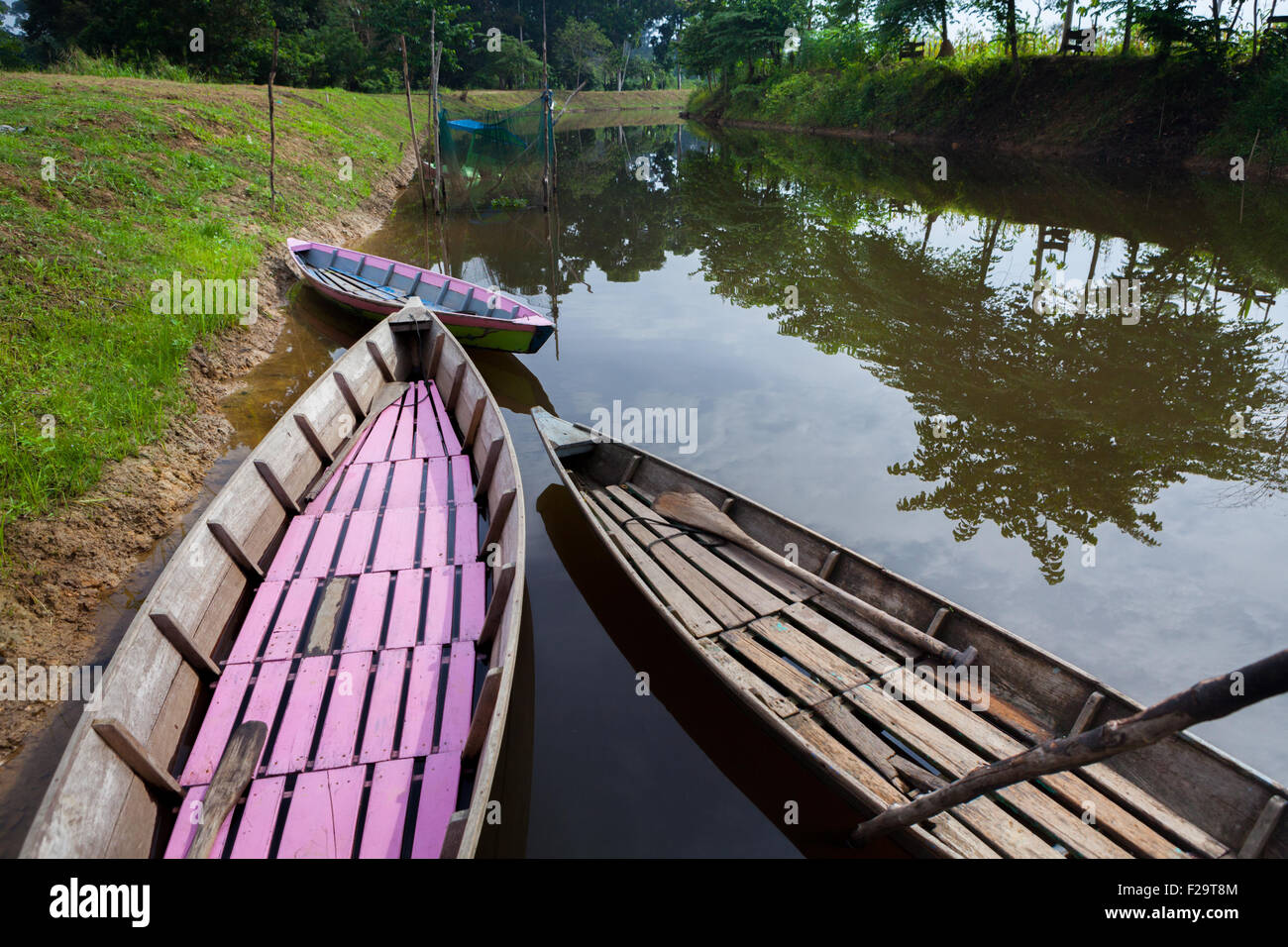 Barche in legno a Muaro Jambi canali. Foto Stock