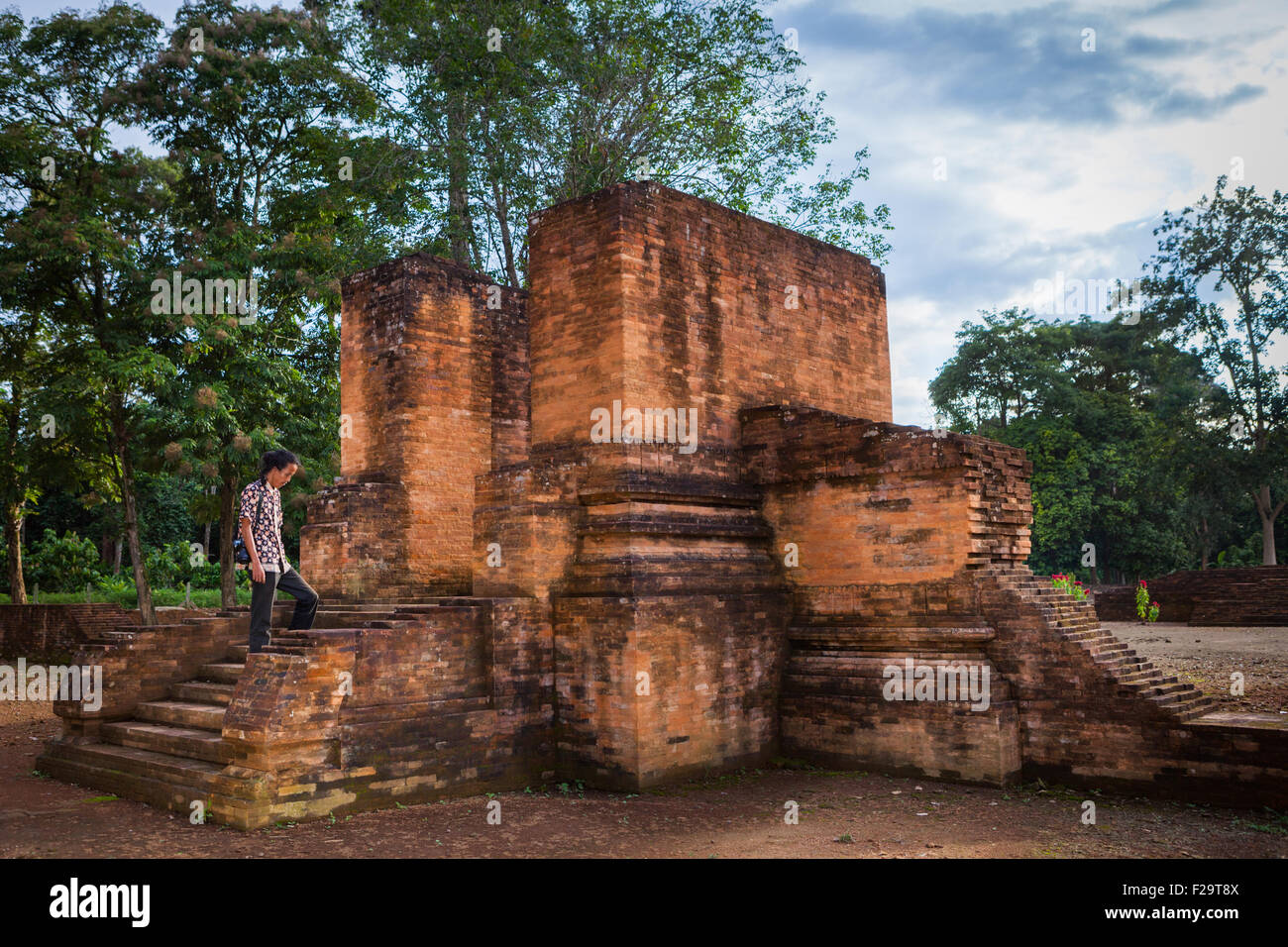 Un villager sta posando per una foto al tempio di Gedong i in Muara Jambi templare Compounds a Muaro Jambi, Jambi, Indonesia. Foto Stock