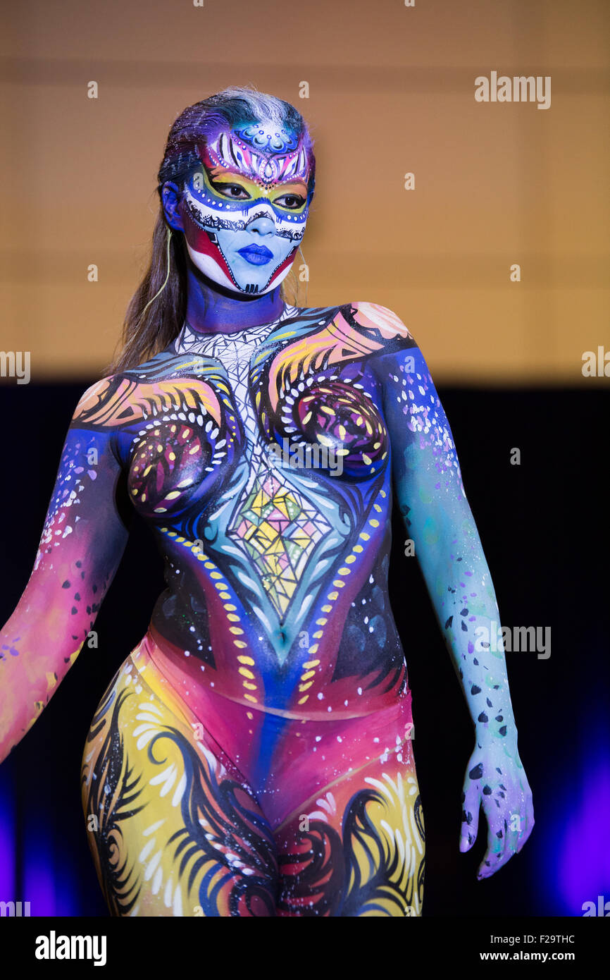 Immagine del body painting a colori del corpo di una bella donna