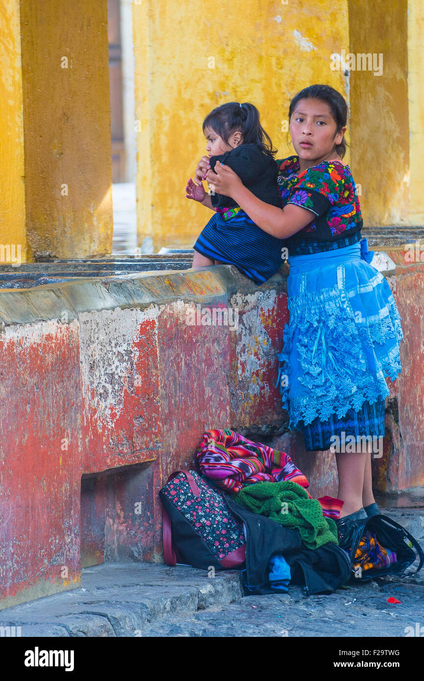 Ragazza guatemalteca lavare la biancheria in una strada tradizionale facilità di lavaggio Antigua, Guatemala Foto Stock