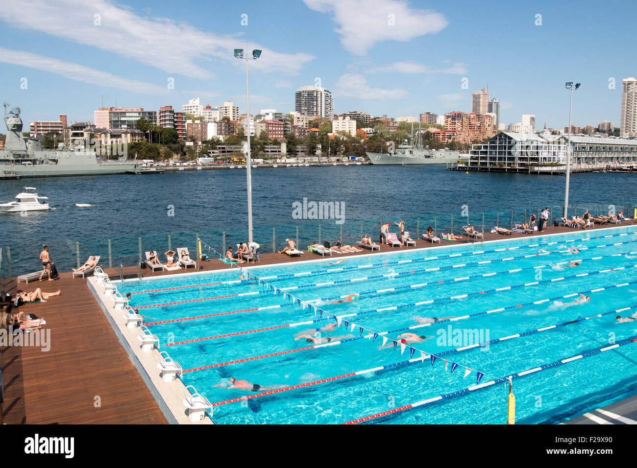 Sydney, Australia. 15 settembre 2015. Gli impiegati si rinfrescano all'ora di pranzo nella piscina all'aperto di 50 metri Andrew Boy Charlton sulle rive di Woolloomooloo Bay nel Domain, Sydney, New South Wales, Australia. Credito: Mode10/Alamy Live News Foto Stock