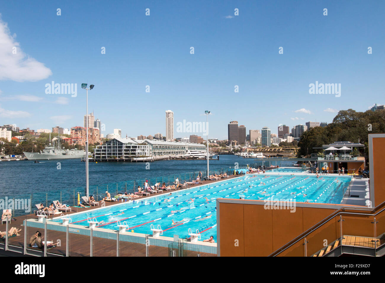 Sydney, Australia. 15 settembre 2015. Gli impiegati si rinfrescano all'ora di pranzo nella piscina all'aperto di 50 metri Andrew Boy Charlton sulle rive di Woolloomooloo Bay con lo storico molo delle dita sullo sfondo, Sydney, NSW, Australia Foto Stock