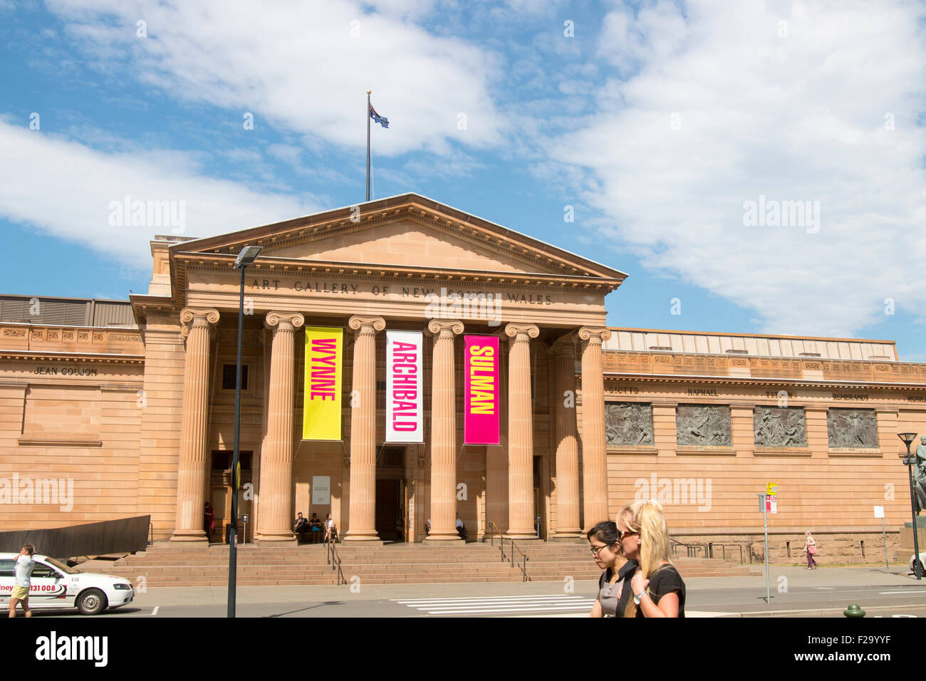 Foto esterna della Galleria d'Arte del nuovo Galles del Sud situata a Domain Sydney, Australia, con striscioni che promuovono i vari premi artistici Foto Stock