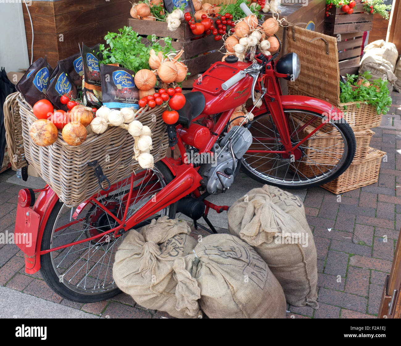 Frutta e verdura visualizzare su un vintage motocicletta in corrispondenza di un mercato agricolo e alimentare stallo FAIR in Inghilterra, Regno Unito Foto Stock