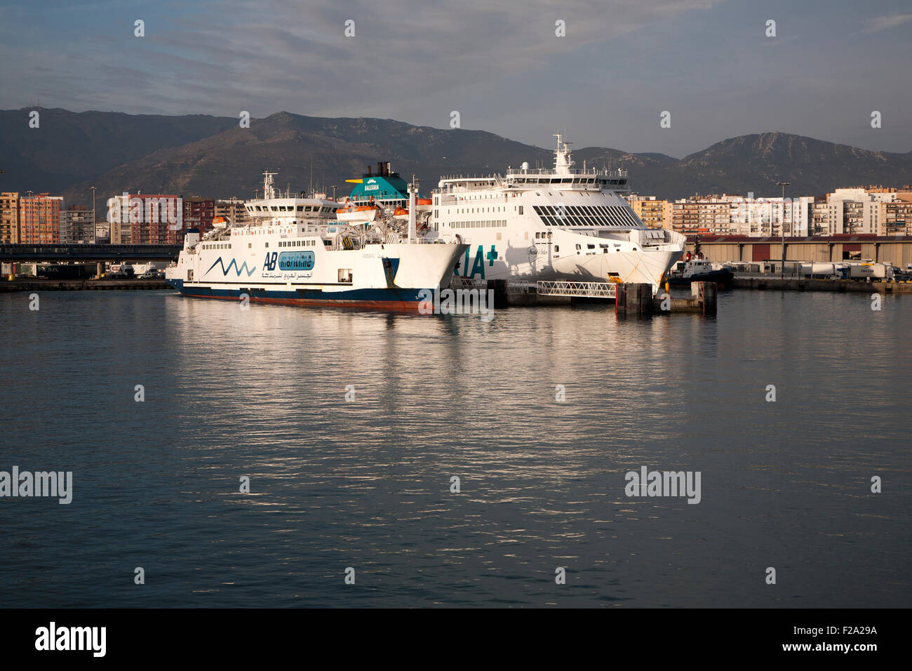 Traghetti al terminal traghetti nel porto di Algeciras, Spagna Foto Stock