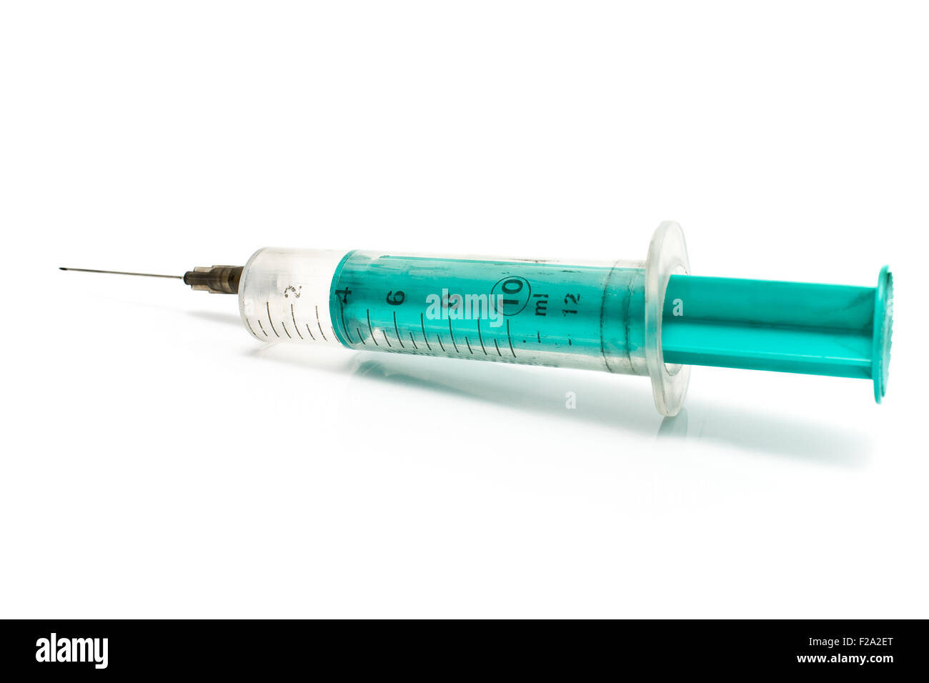 Sporco usato siringa di vetro isolato su bianco Foto Stock