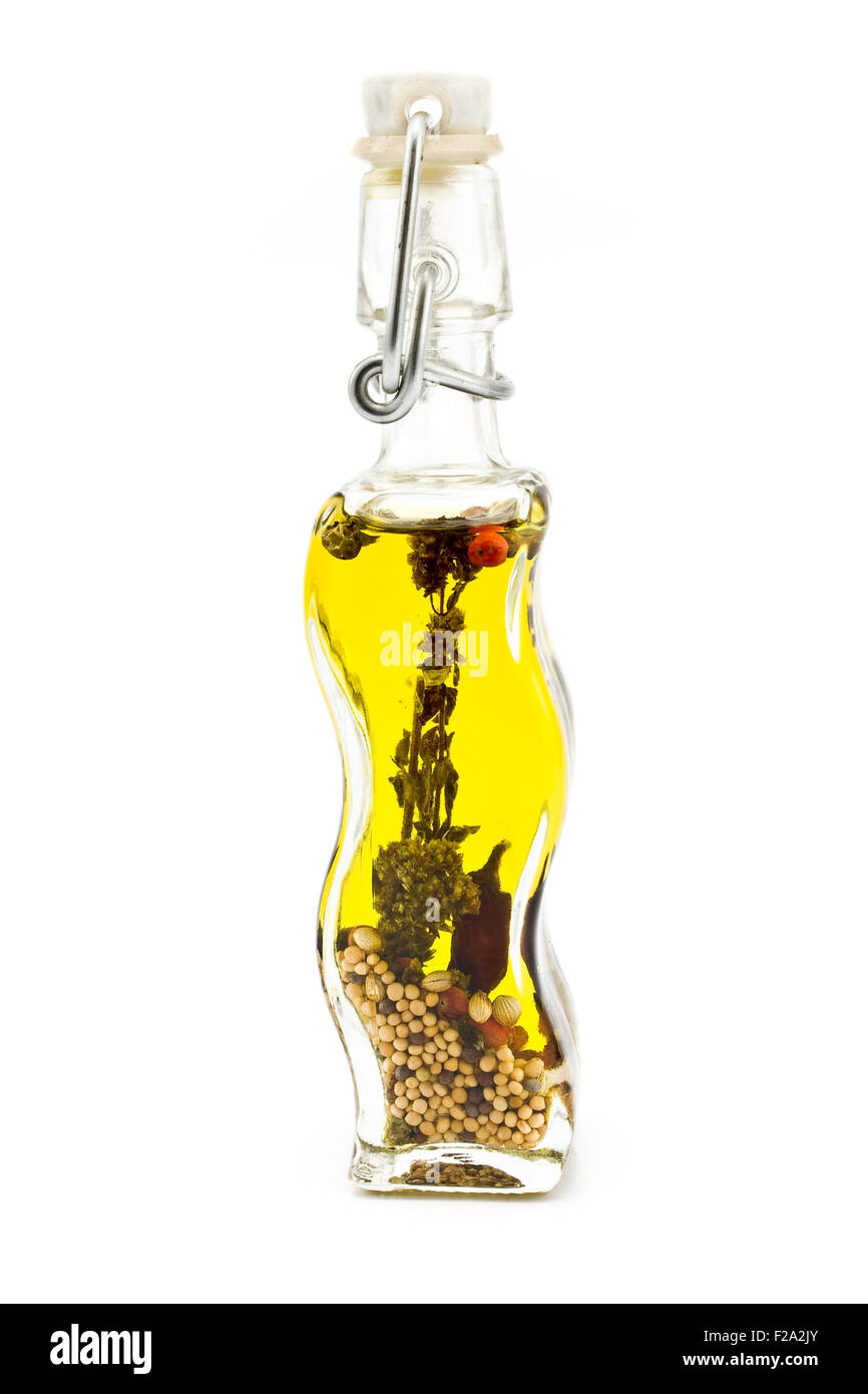 Olio di oliva Bottiglia con spezie isolato su bianco Foto Stock