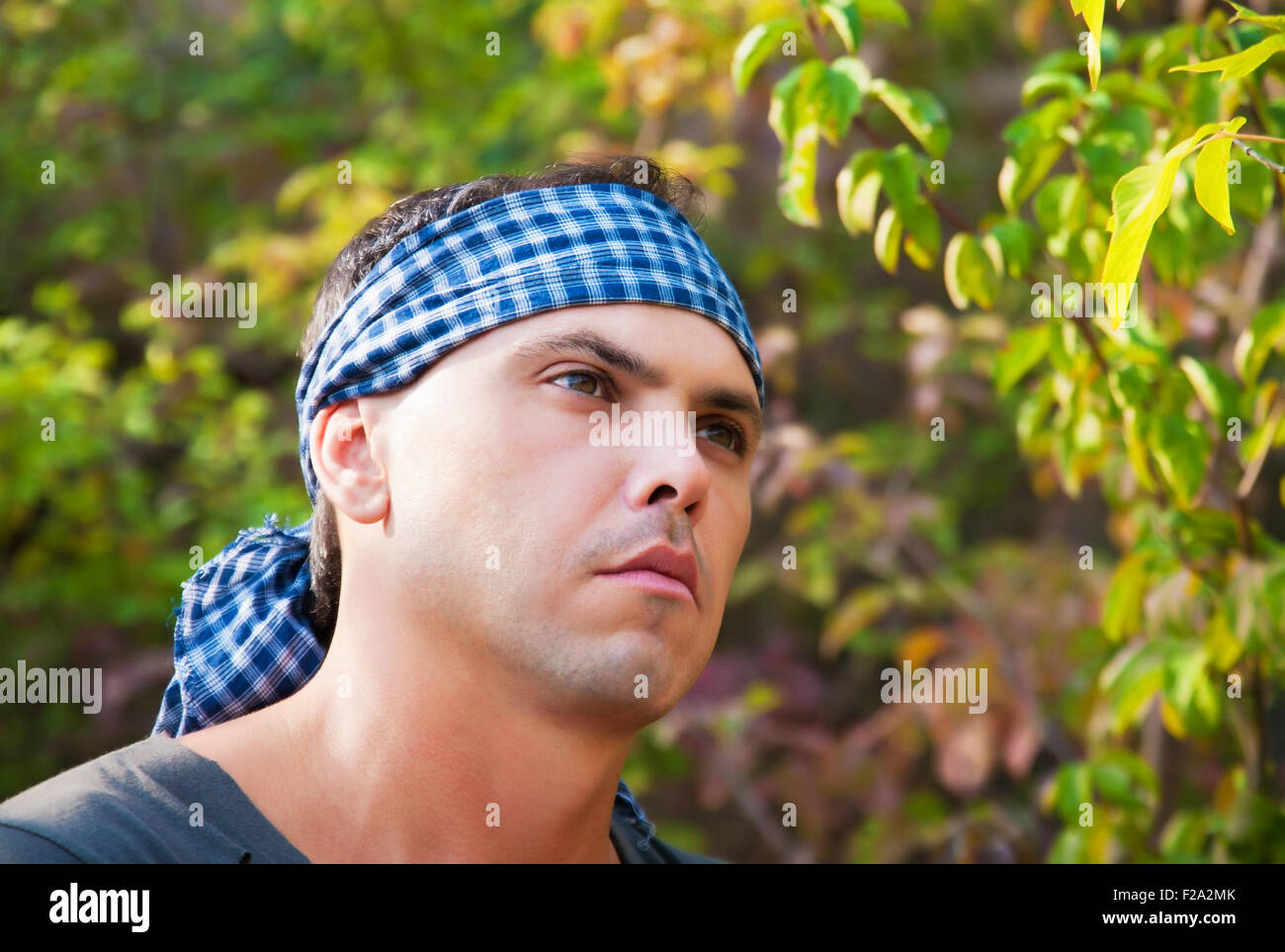 Ritratto di un giovane attraente uomo sulla natura close-up Foto Stock