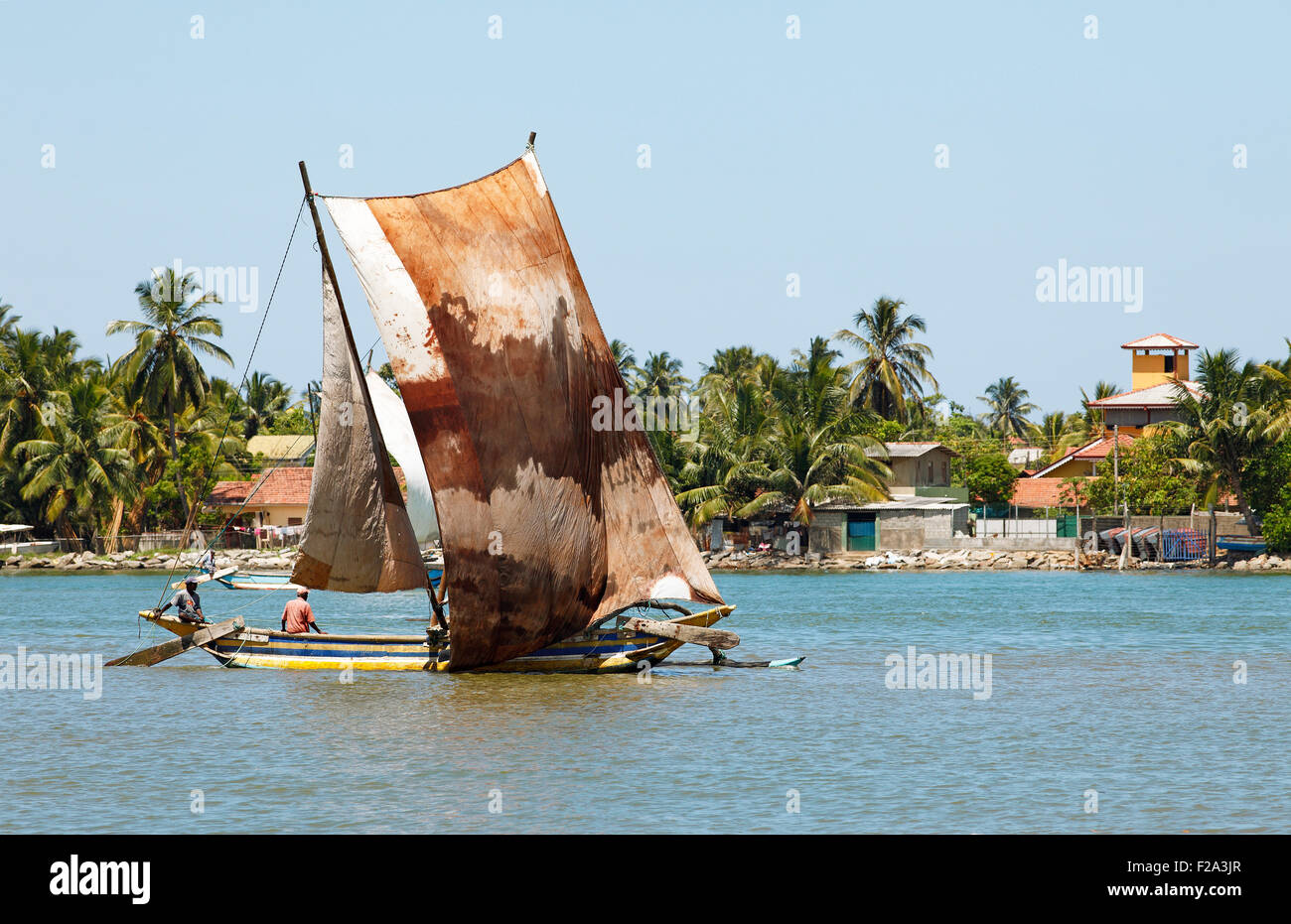 Oruwa, tradizionale barca da pesca sull'acqua, Negombo, provincia occidentale, Oceano Indiano, Ceylon, Sri Lanka Foto Stock