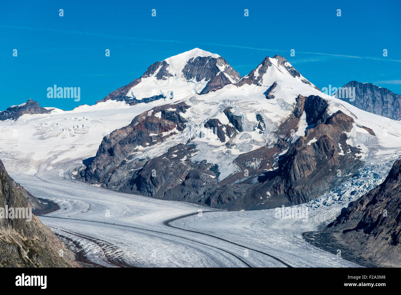 Jungfraujoch con Mönch e l'Eiger in estate, lato sud, con il grande ghiacciaio di Aletsch, vista dall'Eggishorn stazione superiore Foto Stock