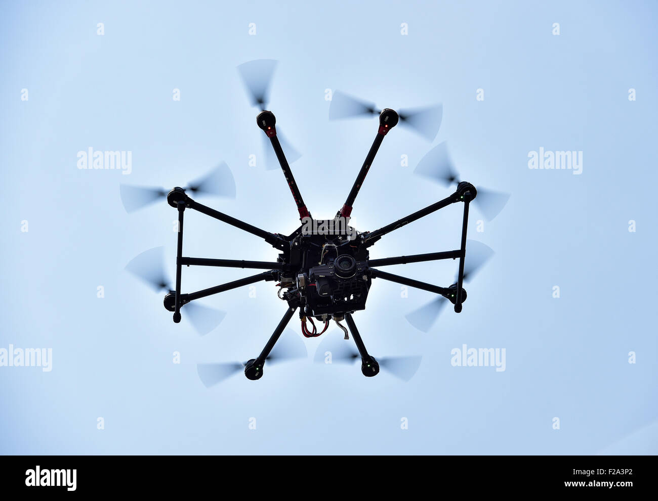Drone in volo, portante una fotocamera reflex a obiettivo singolo, DSLR Foto Stock