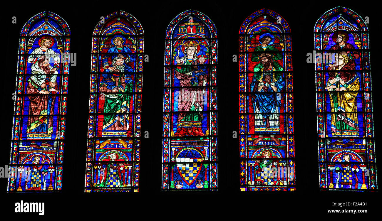 CHARTRES, Francia - 21 luglio 2015: il vetro macchiato con la Madre Maria, i quattro Evangelisti e quattro profeti nella Cattedrale di Nostra Foto Stock