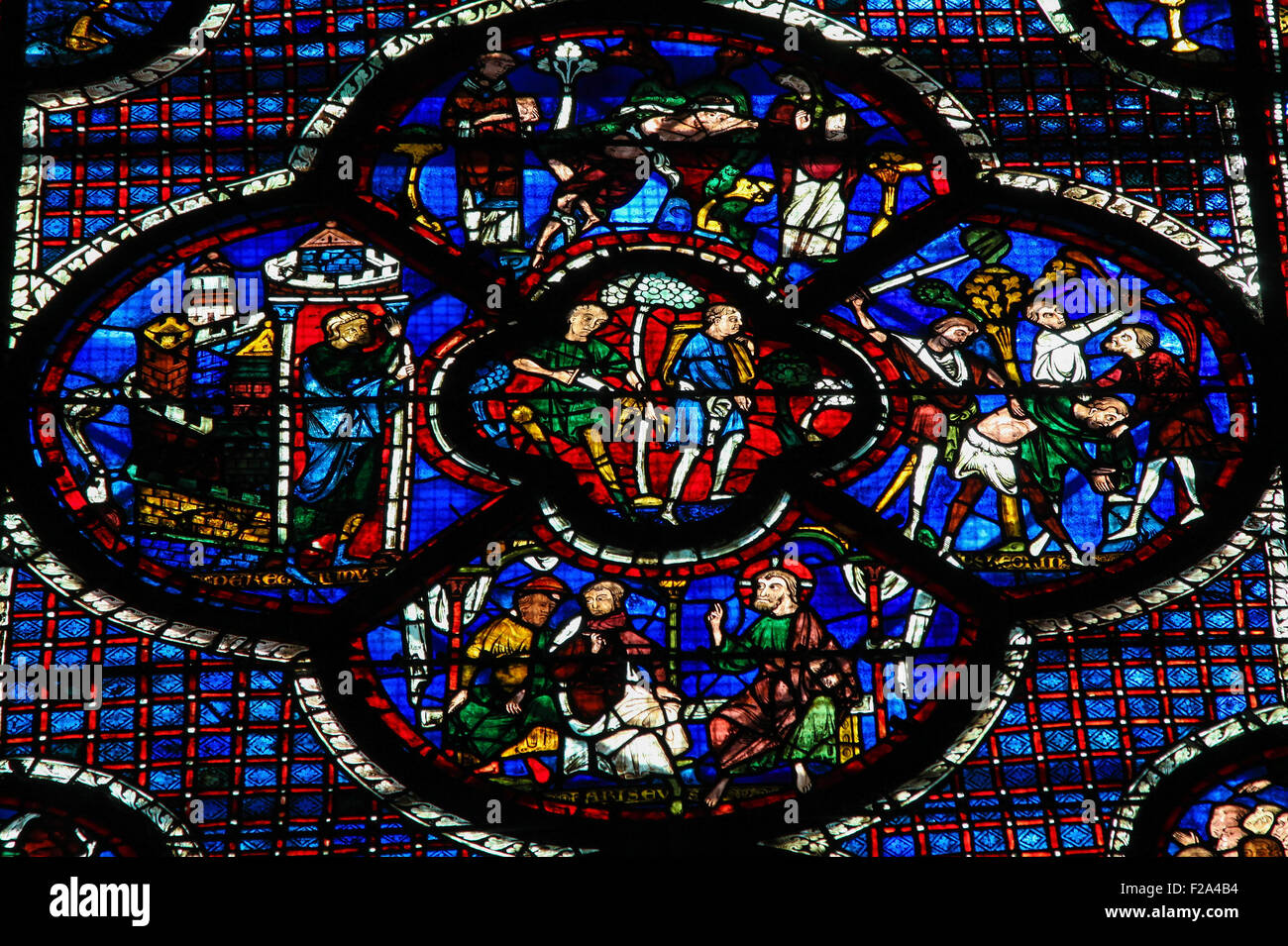 Finestra di Vetro colorato nella Cattedrale di Nostra Signora di Chartres, Francia, raffiguranti varie scene della Bibbia Foto Stock