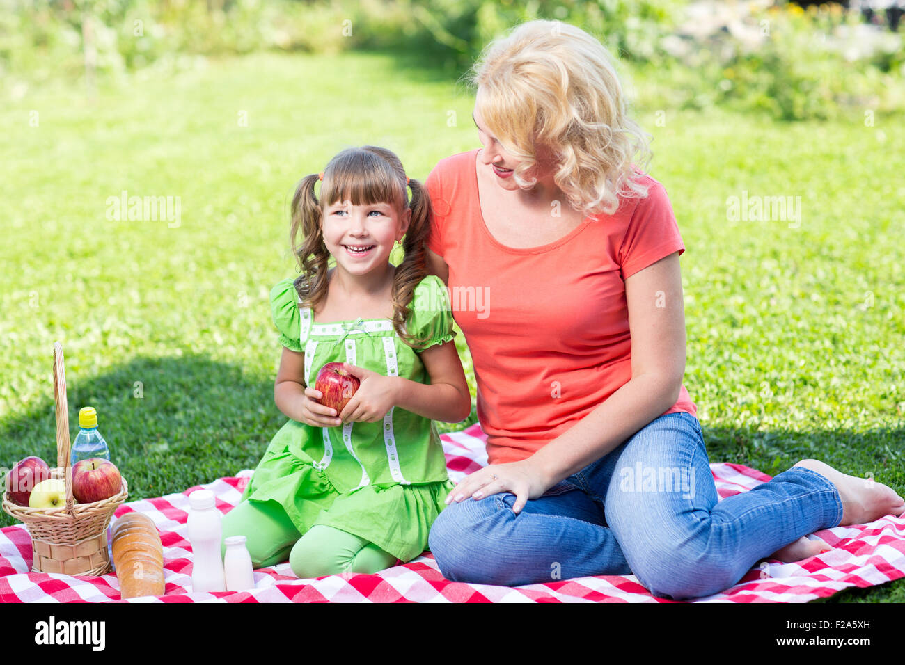 Famiglia madre e figlia avente picnic nel parco di estate Foto Stock