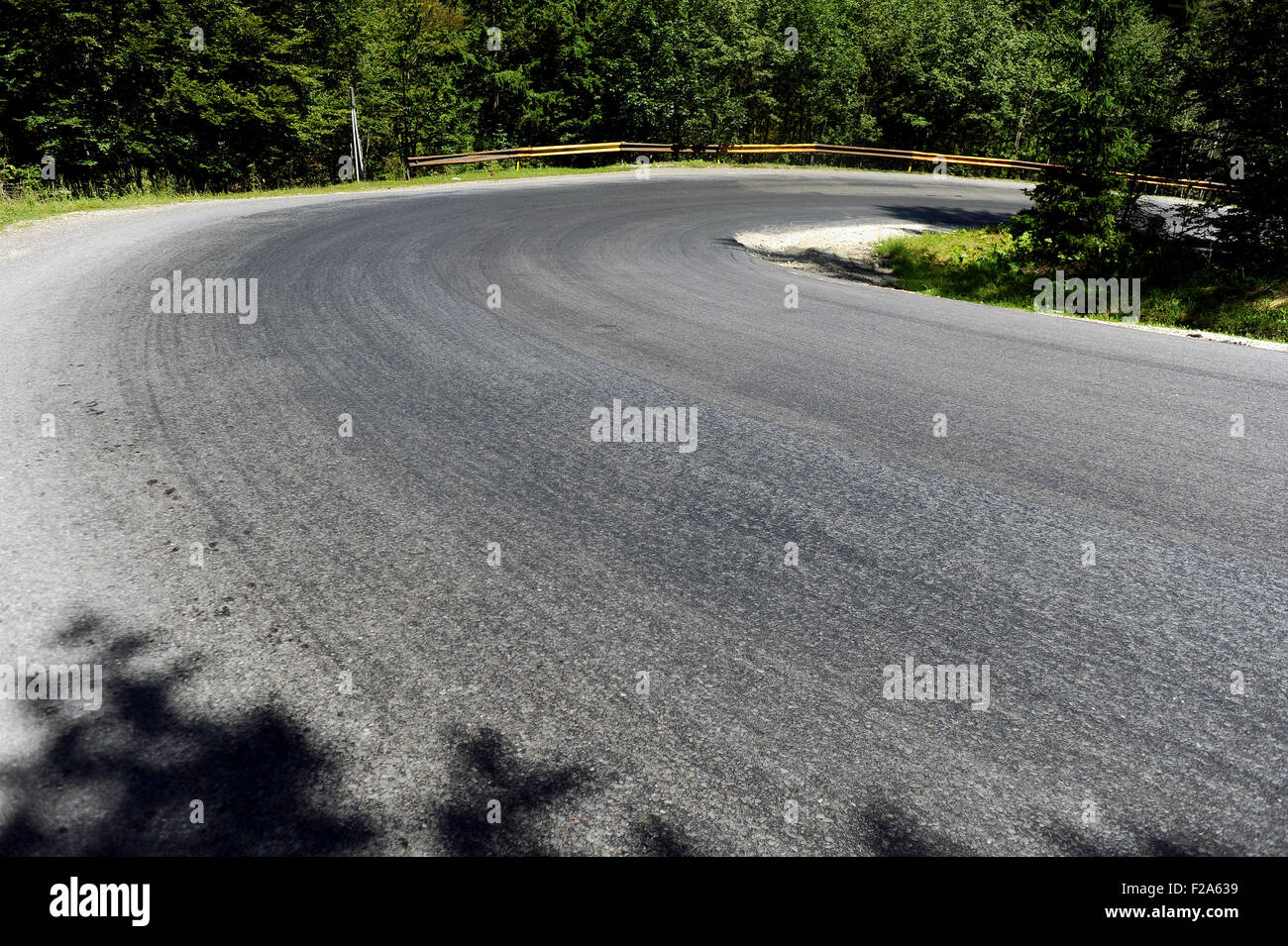 Un tornante su un vuoto che la strada di montagna Foto Stock