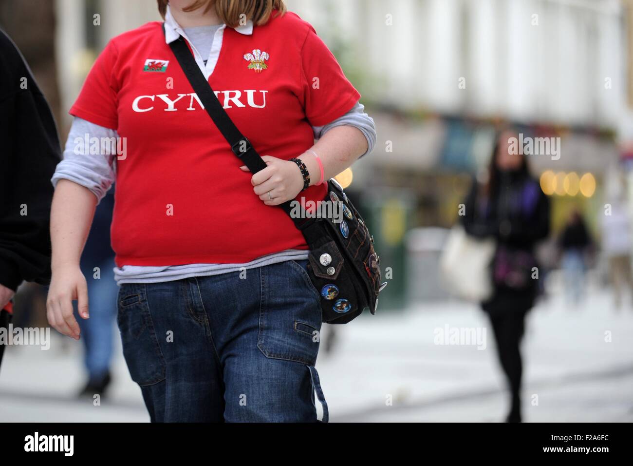 Una donna sovrappeso in una maglietta del Galles. Foto Stock
