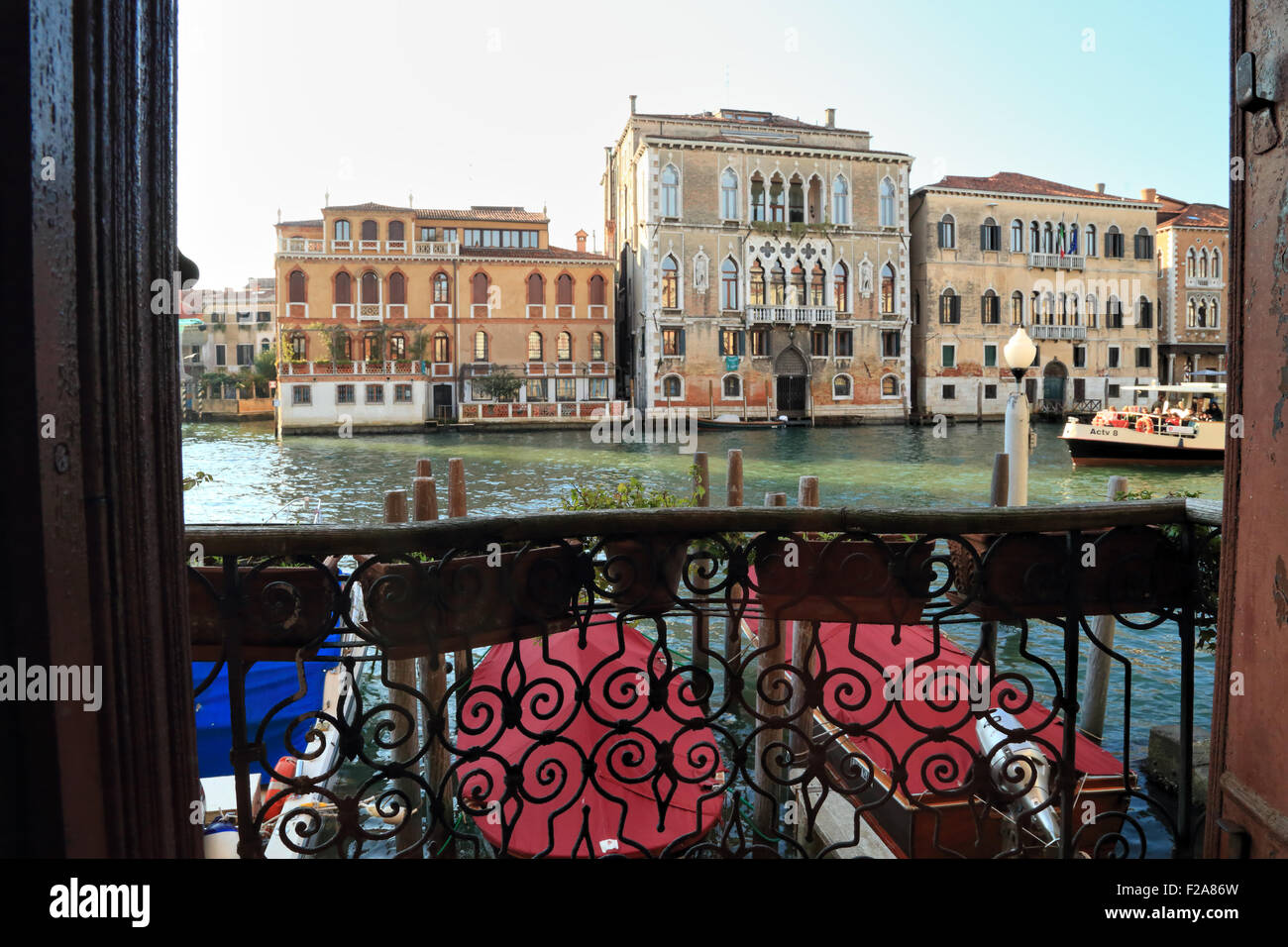 Finestra Vista dal Palazzo Ca' Del Duca al Canal Grande: Casa Mainella, Palazzo Loredan dell'Ambasciatore e Palazzo Moro. Foto Stock