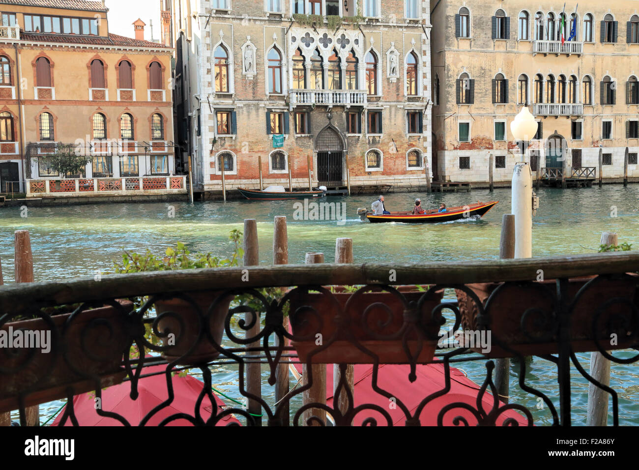 Finestra Vista dal Palazzo Ca' Del Duca al Canal Grande: Casa Mainella, Palazzo Loredan dell'Ambasciatore e Palazzo Moro. Foto Stock